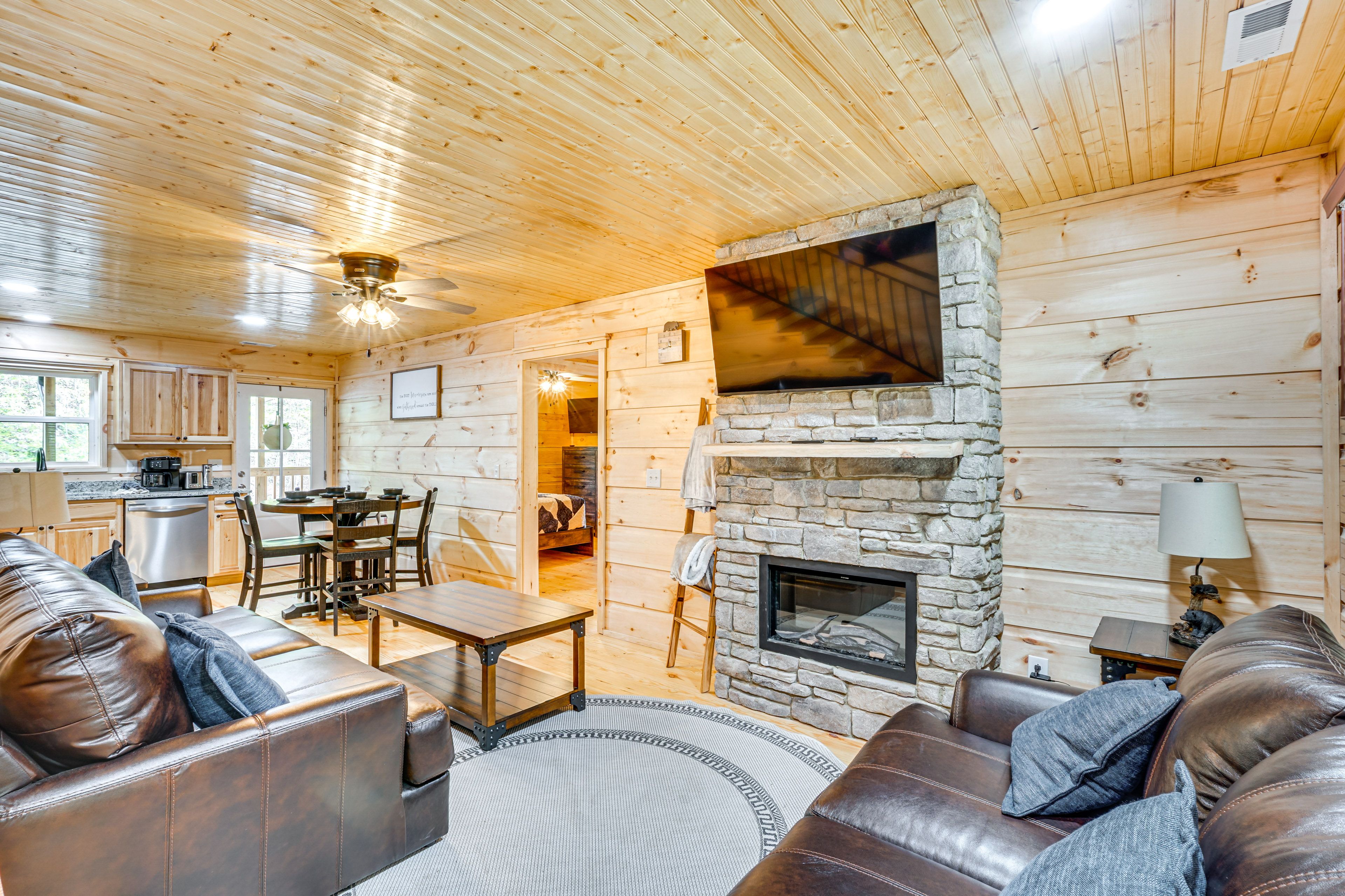Living Room | 1st Floor | Smart TV | Free WiFi | Fireplace