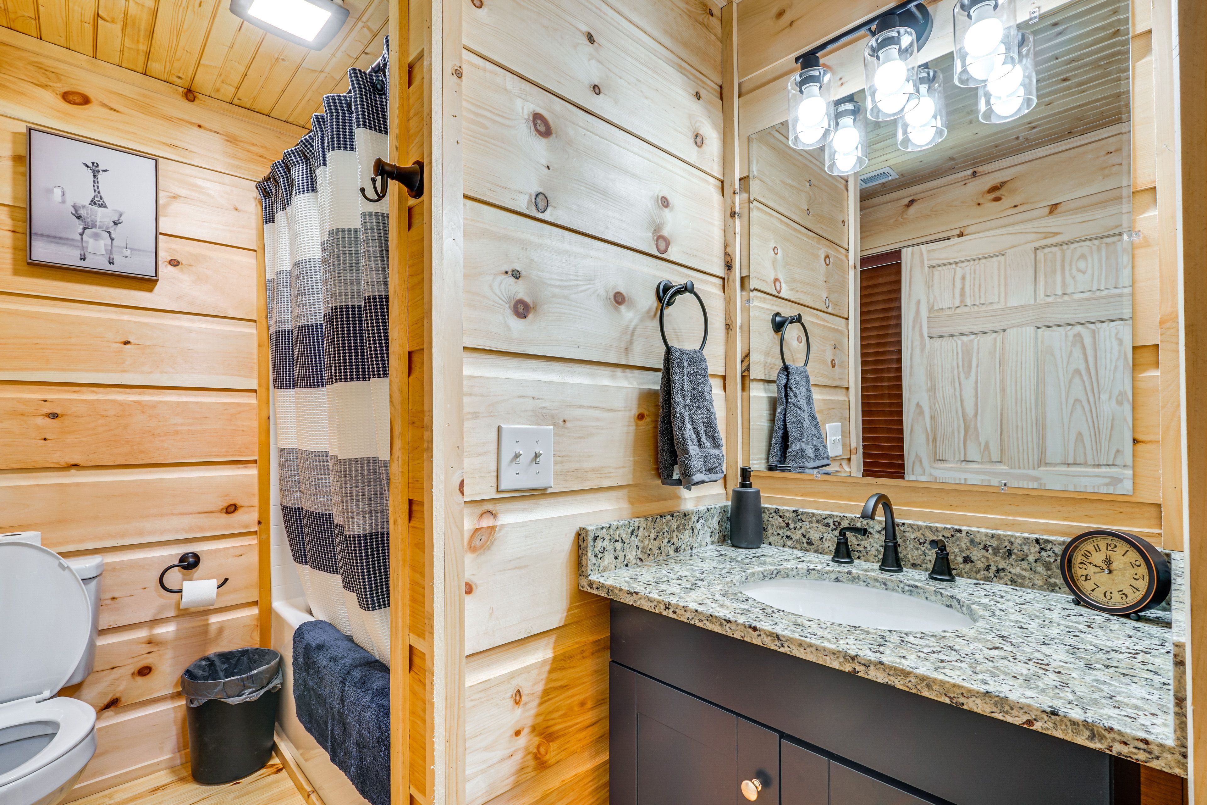 Full Bathroom | 1st Floor | Complimentary Toiletries | Hair Dryer