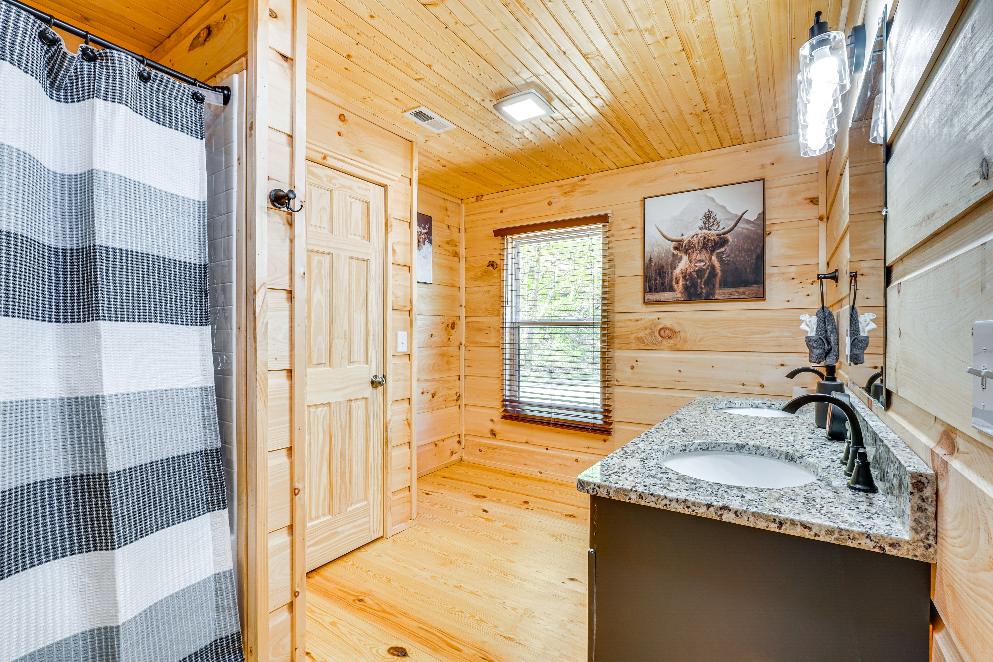 Full Bathroom | 1st Floor | Towels Provided