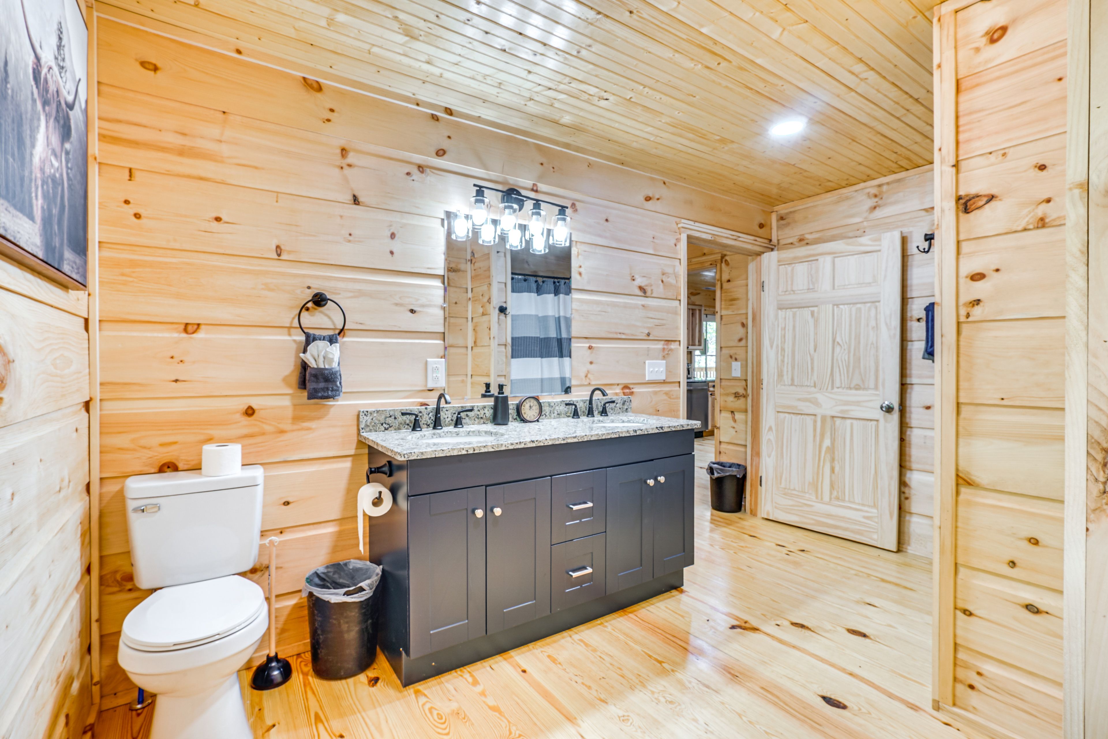 Full Bathroom | 1st Floor | Towels Provided
