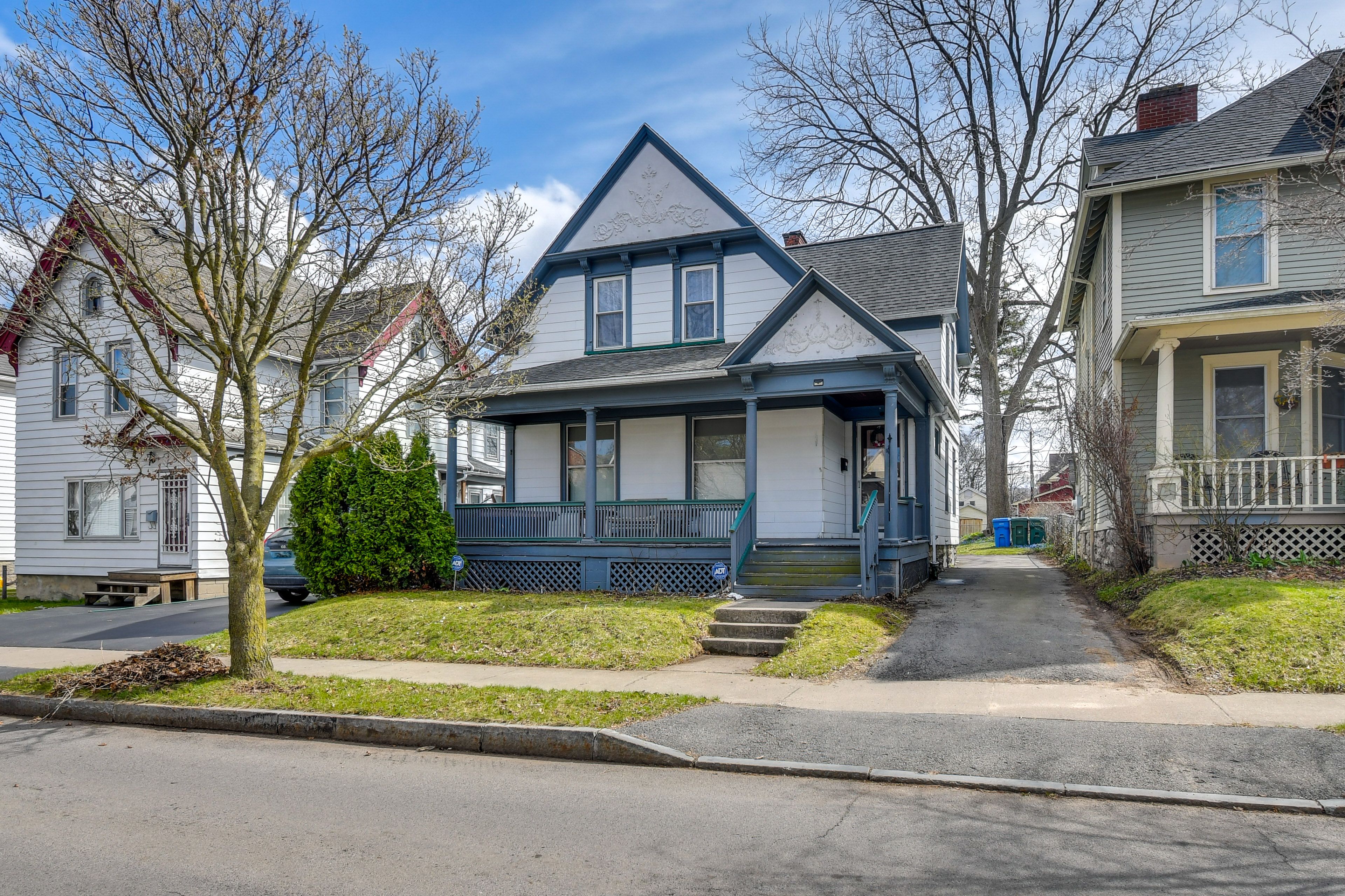 Property Exterior | Free Street Parking