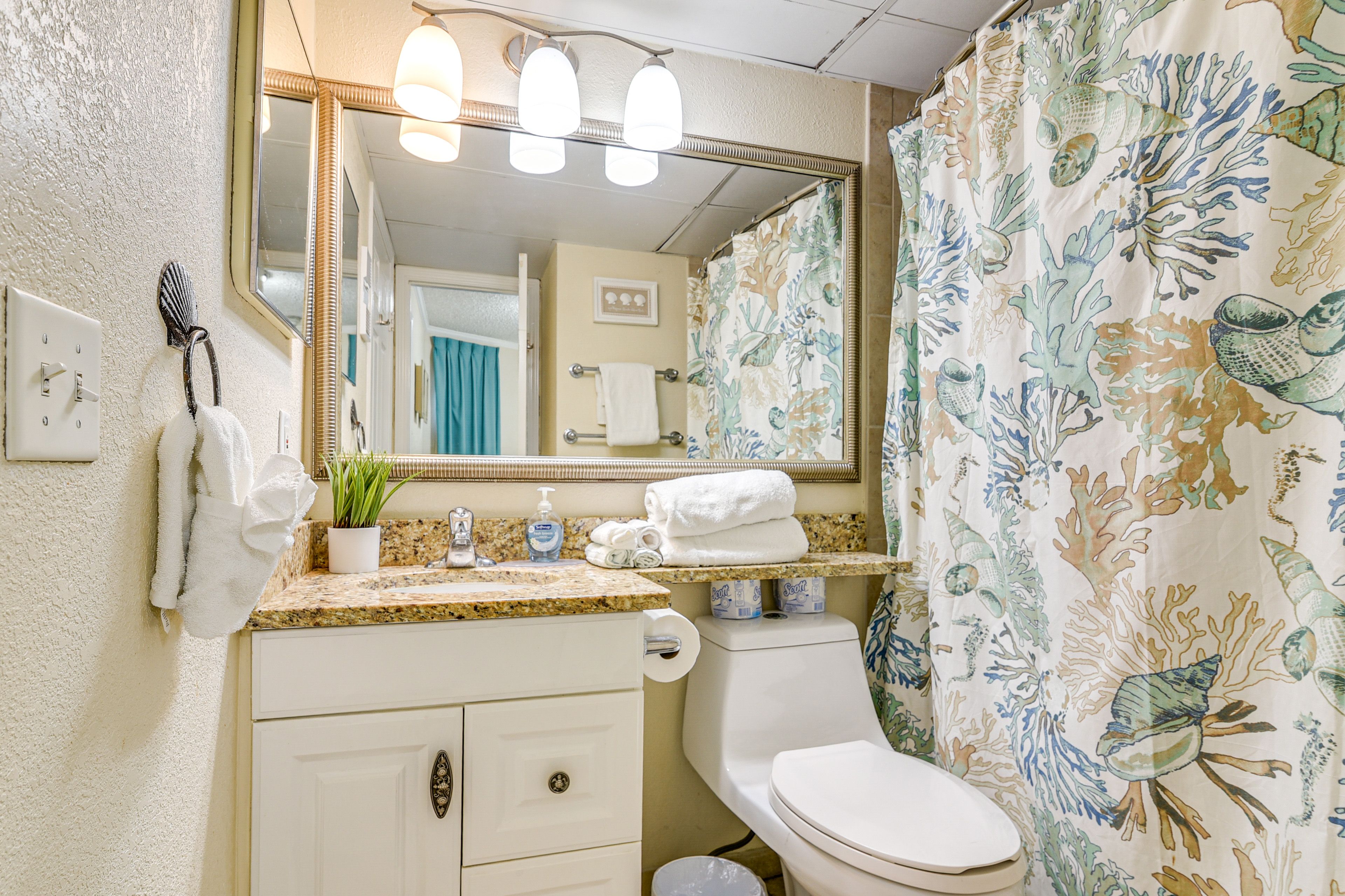 Full Bathroom | Towels Provided