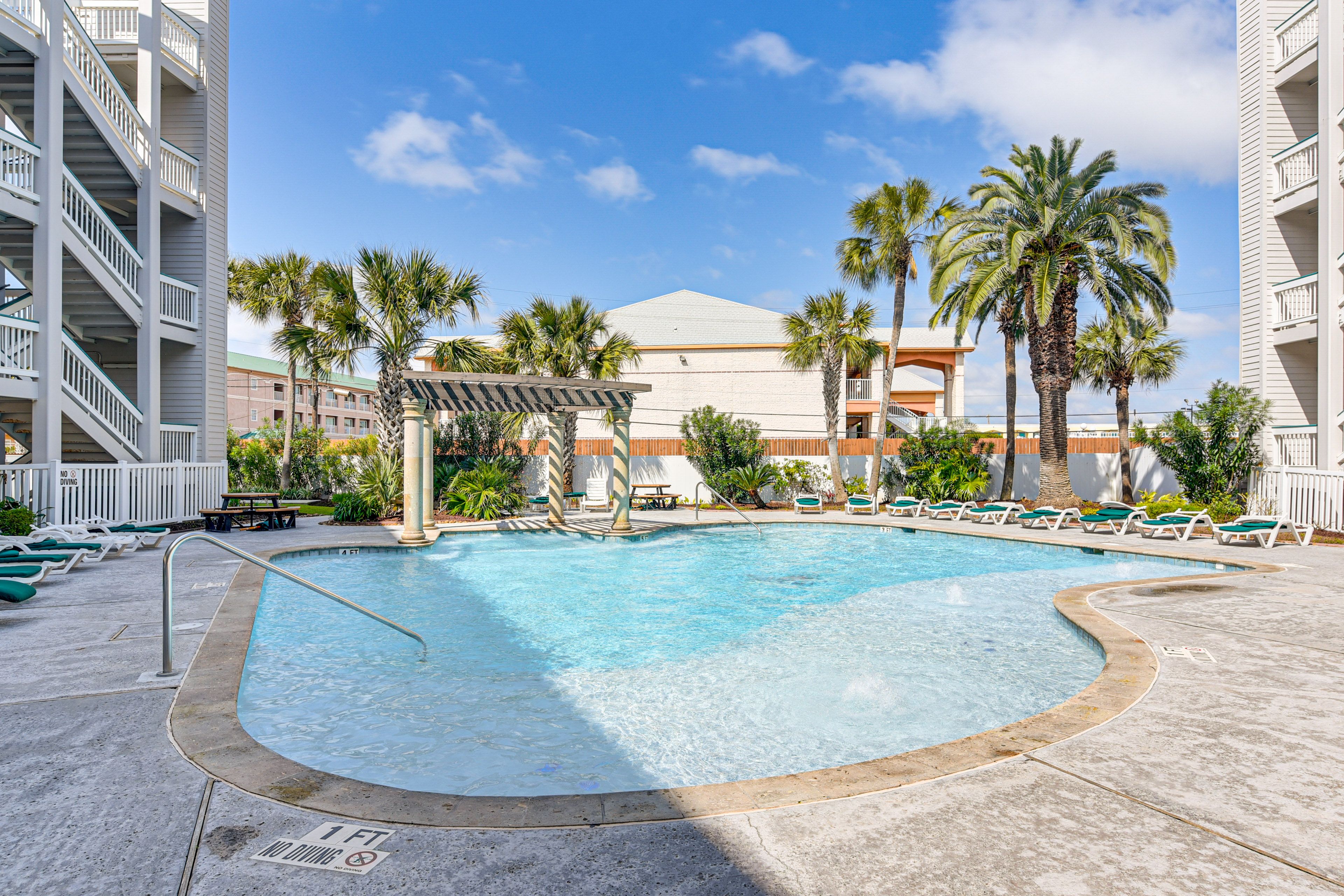 Single-Story Condo | 2 Community Pools | Charcoal Grills | Picnic Tables