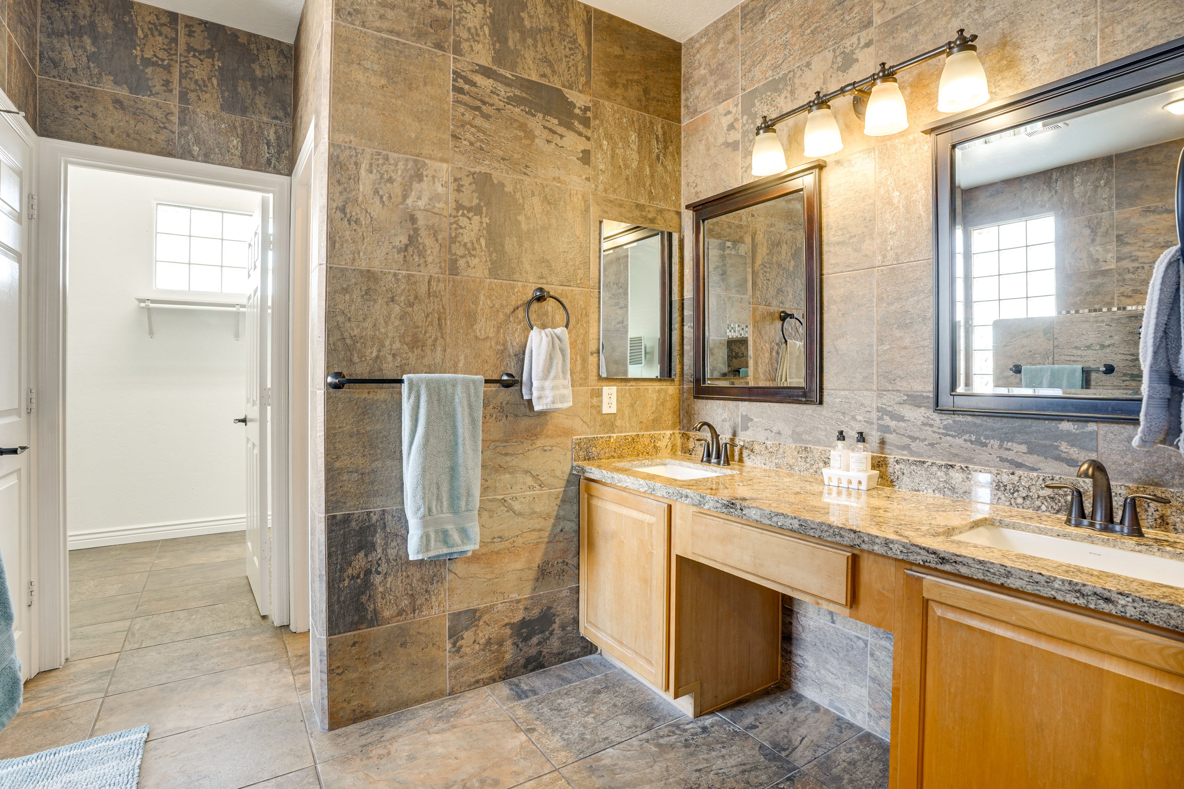 Full Bathroom | Towels Provided