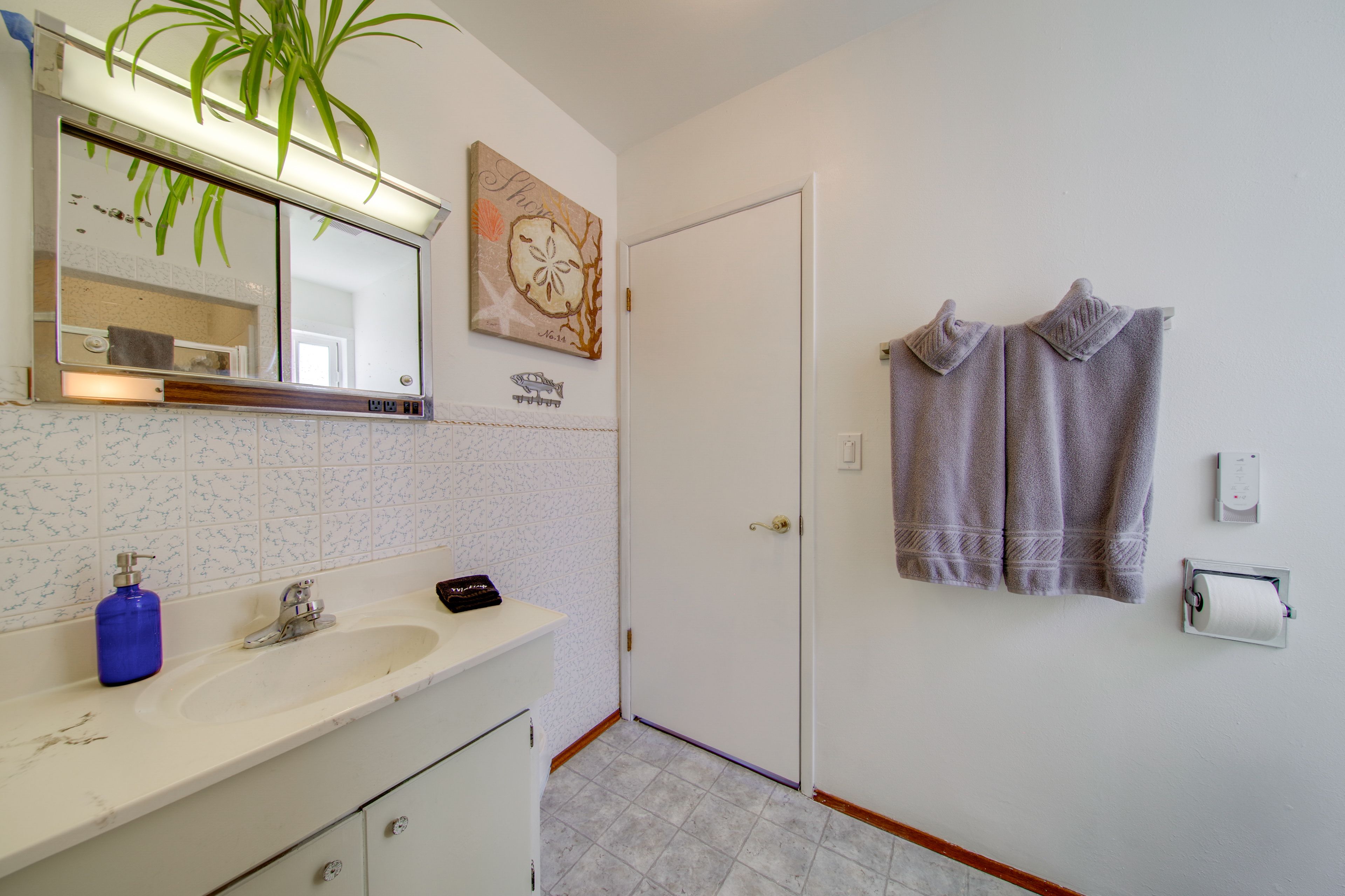 Full Bathroom | 1st Floor | Towels Provided
