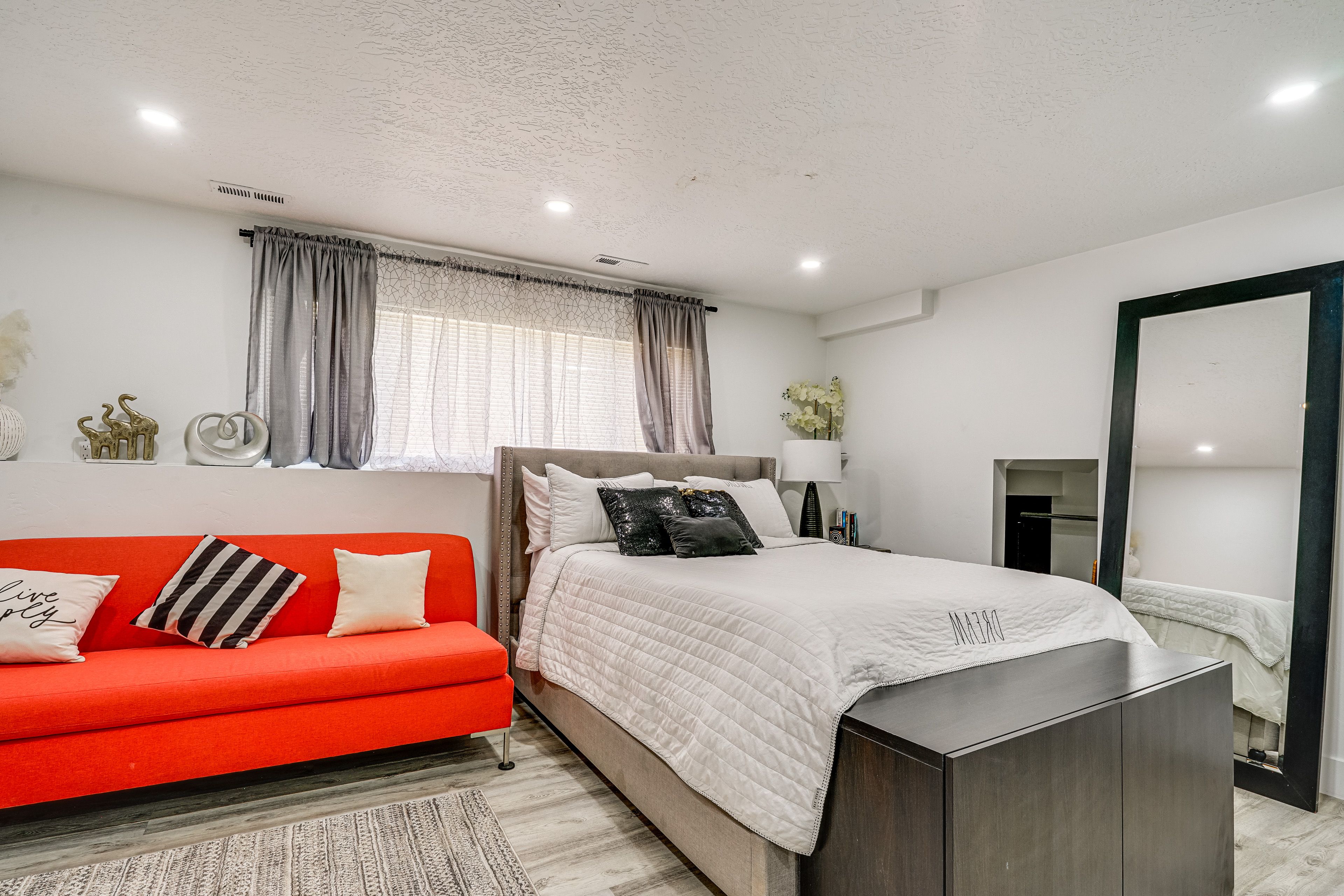 Studio | Queen Bed | Linens Provided
