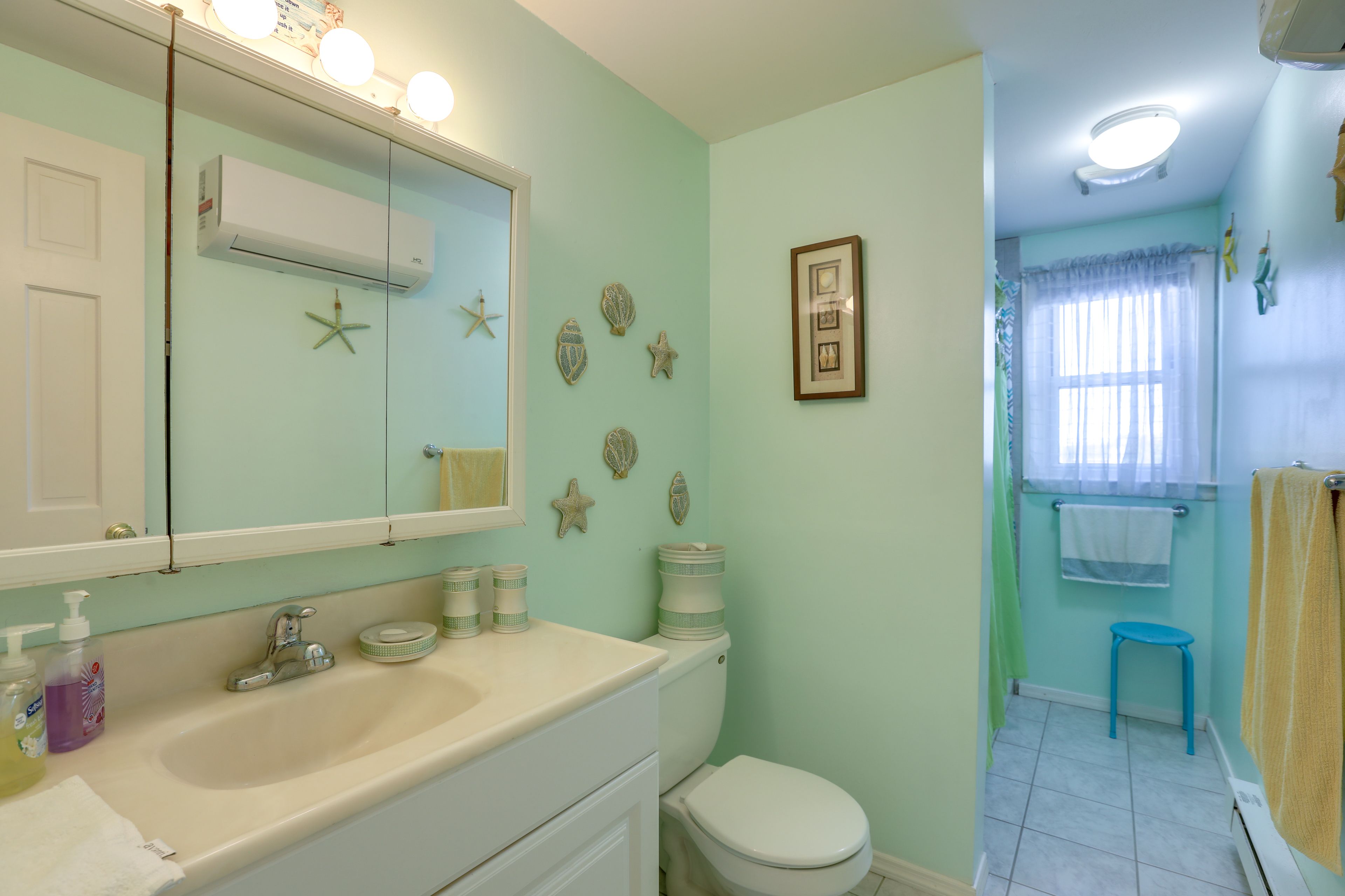 Full Bathroom | 3rd Floor | Towels Provided