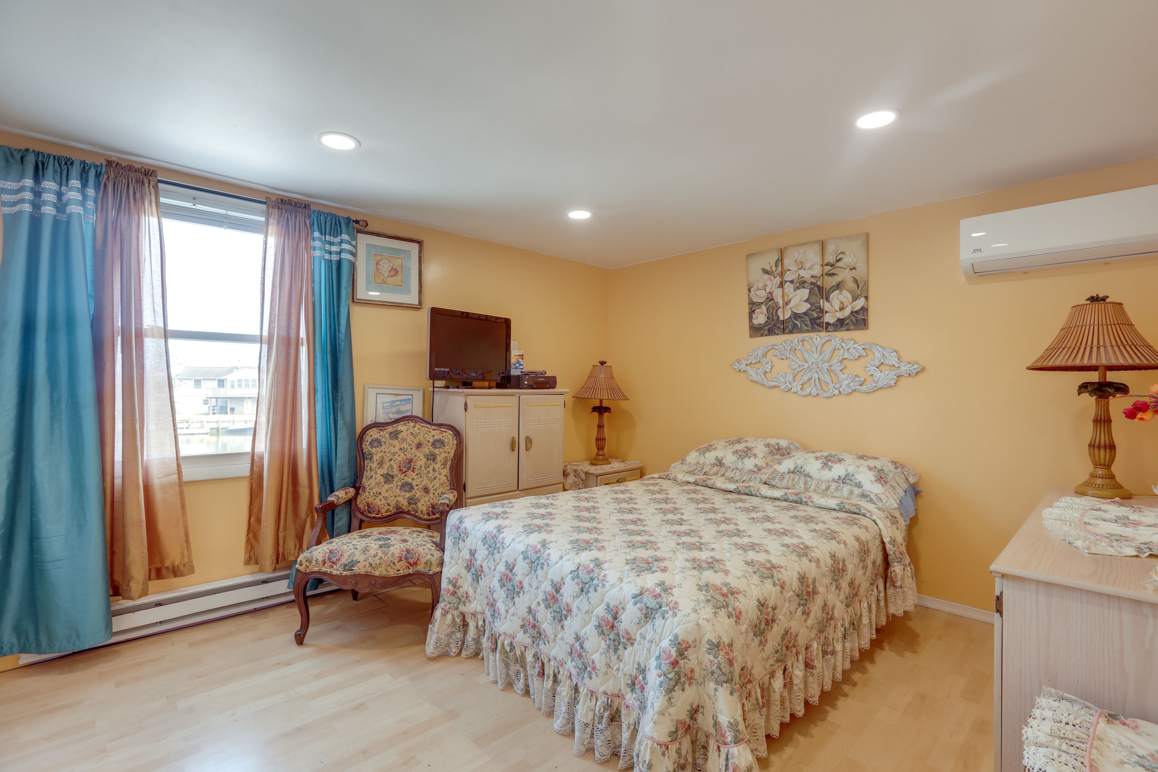 Bedroom 1 | 3rd Floor | Queen Bed | Linens Provided