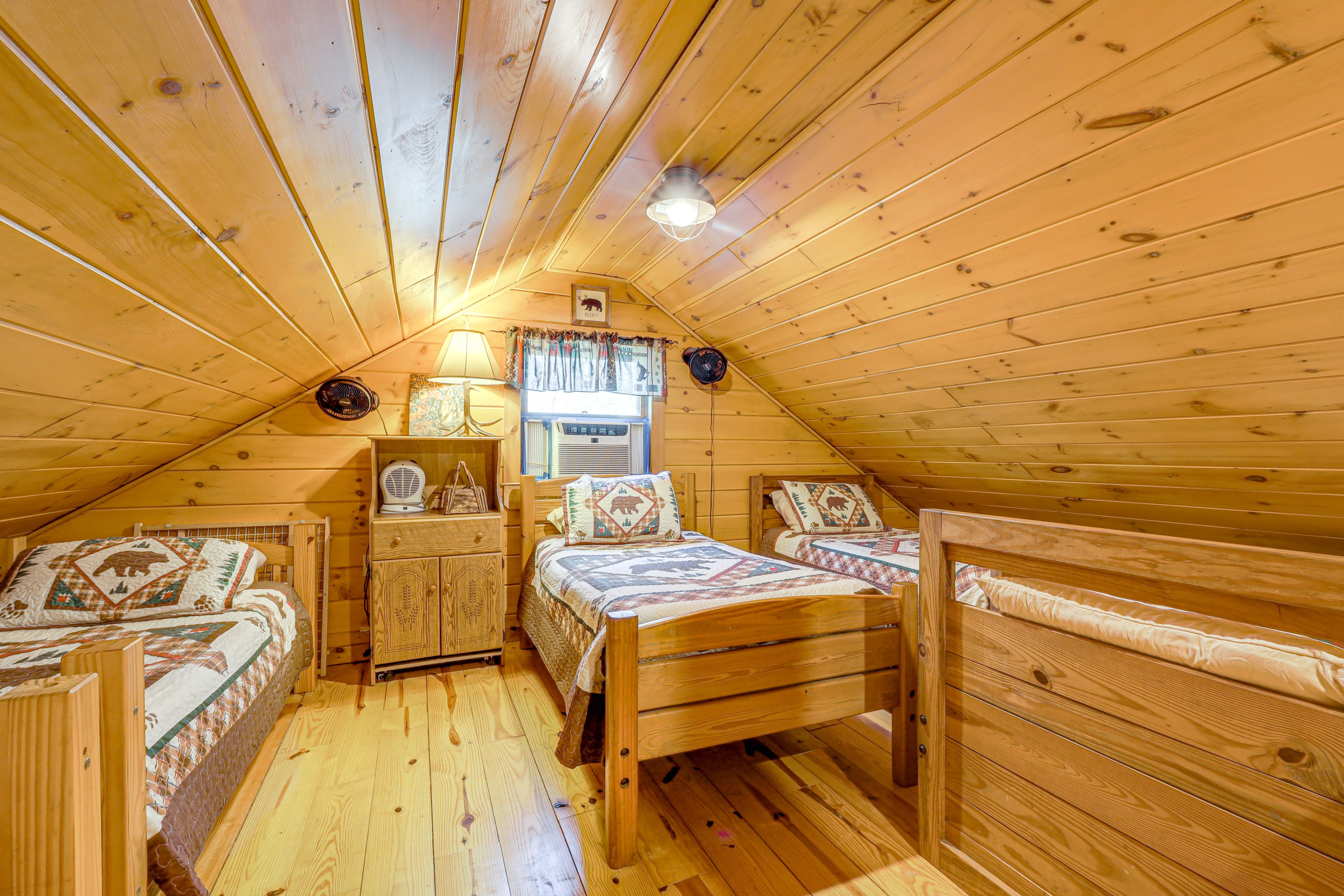 Loft | 5 Twin Beds