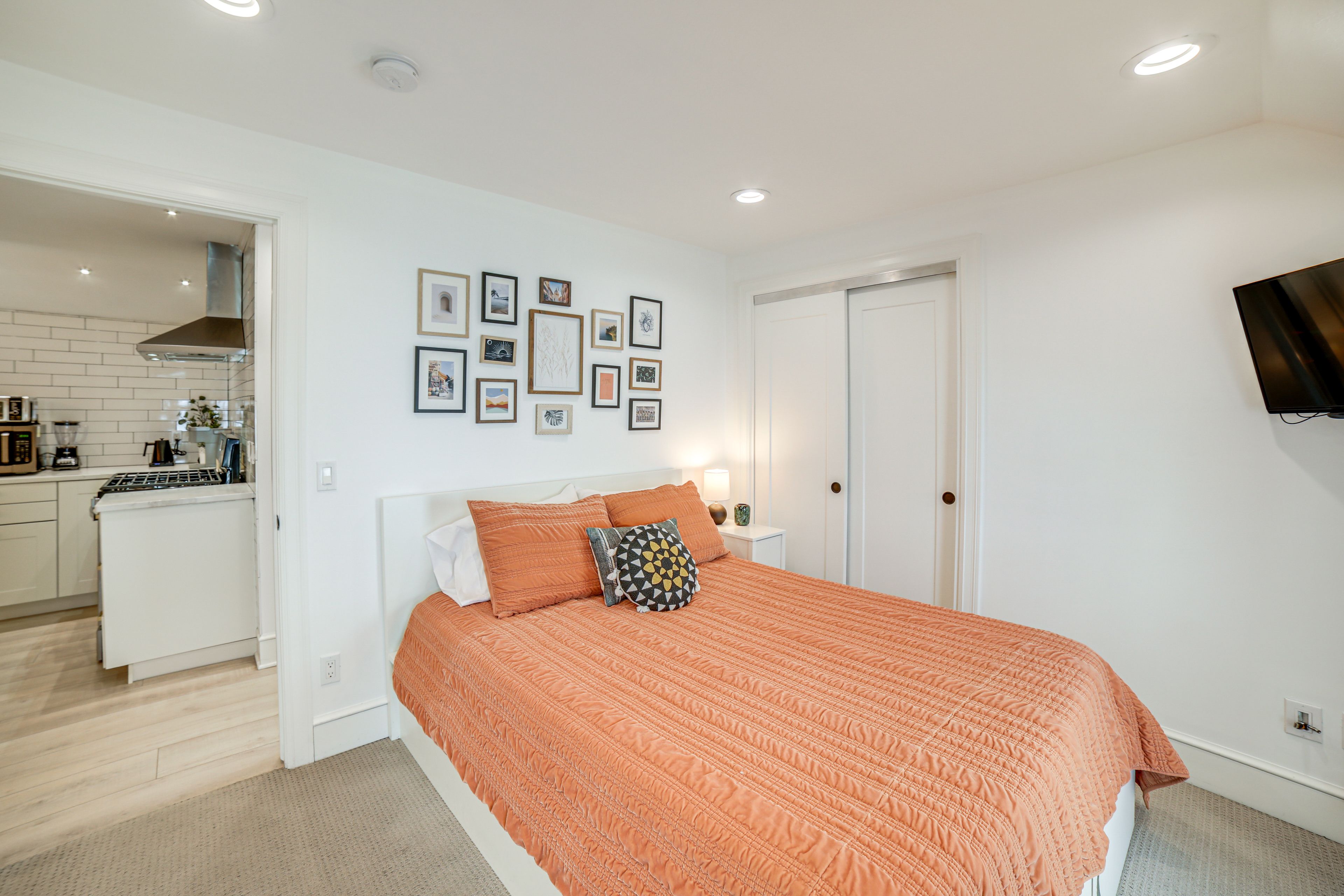 Bedroom 1 | Queen Bed | Smart TV | Main Floor