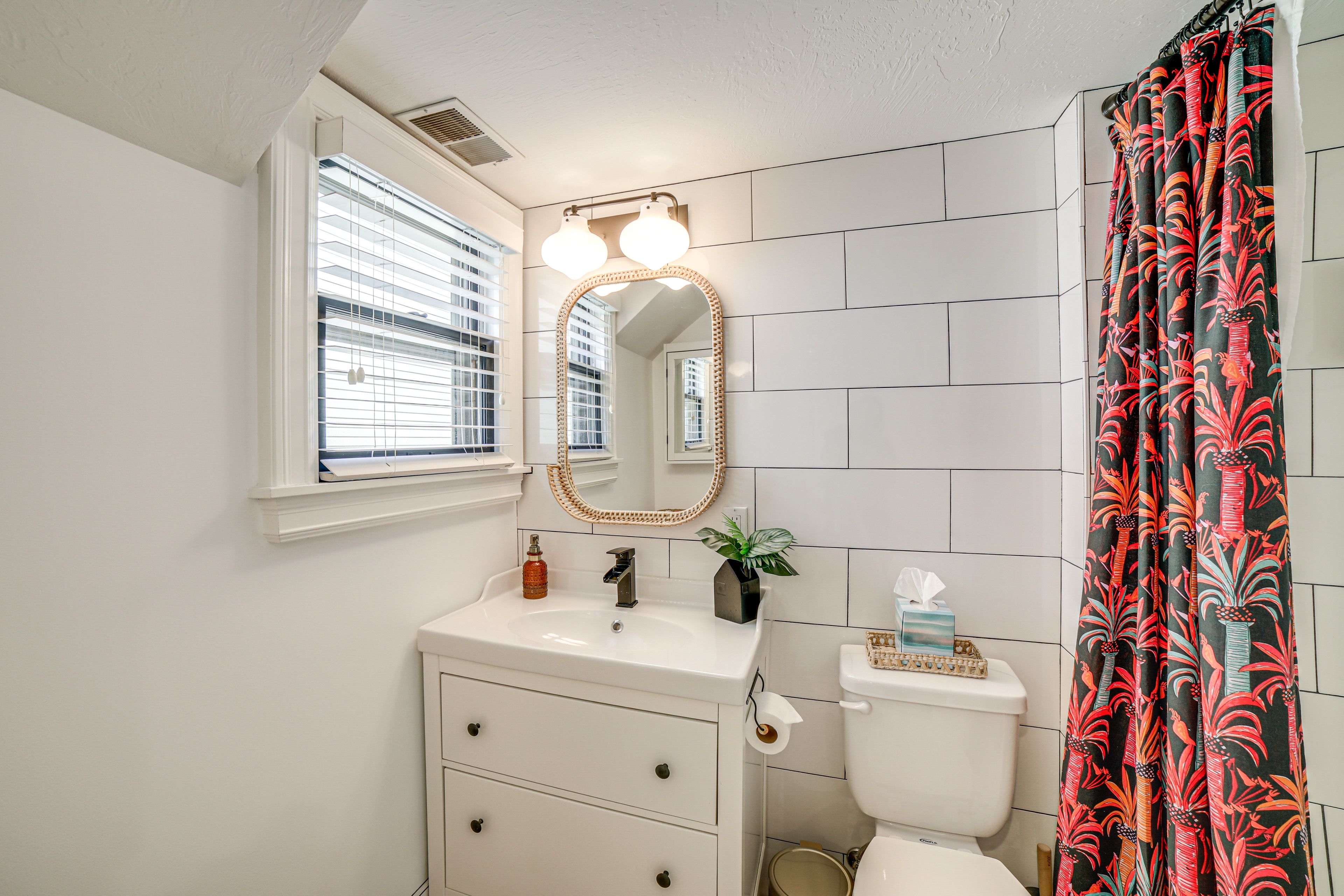 Full Bathroom | Towels Provided | Main Floor