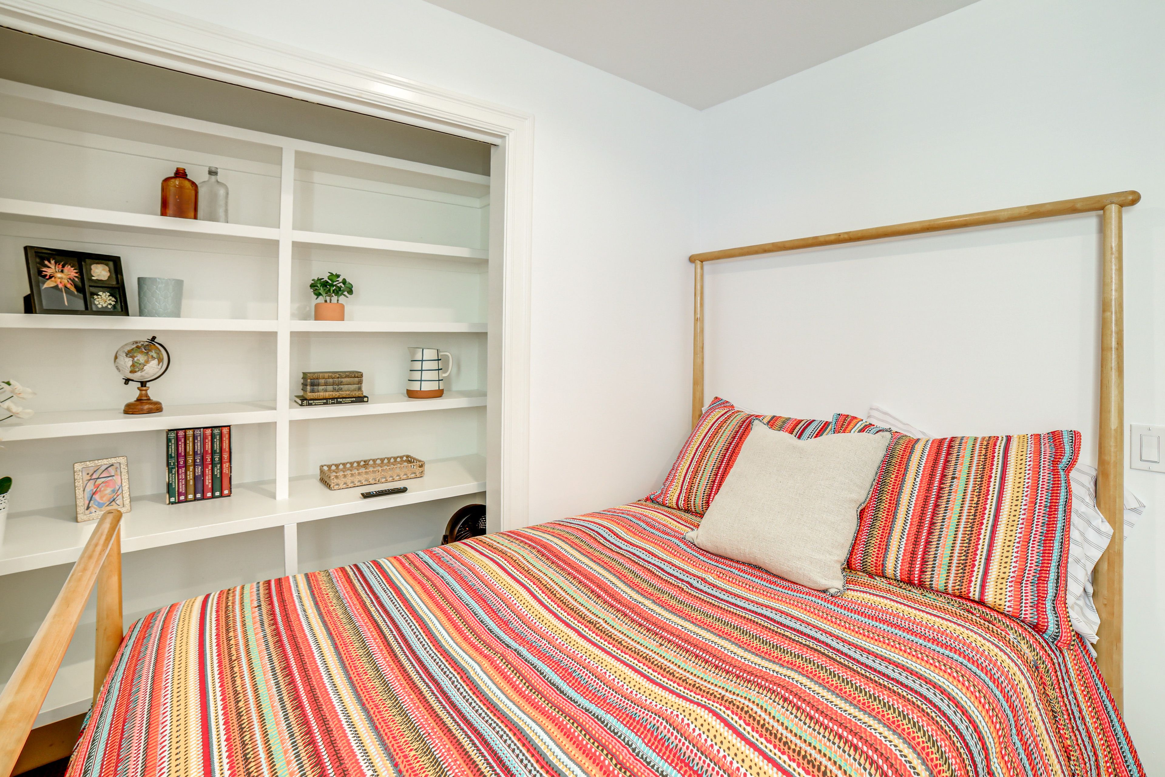Bedroom 2 | Queen Bed | Smart TV | Main Floor