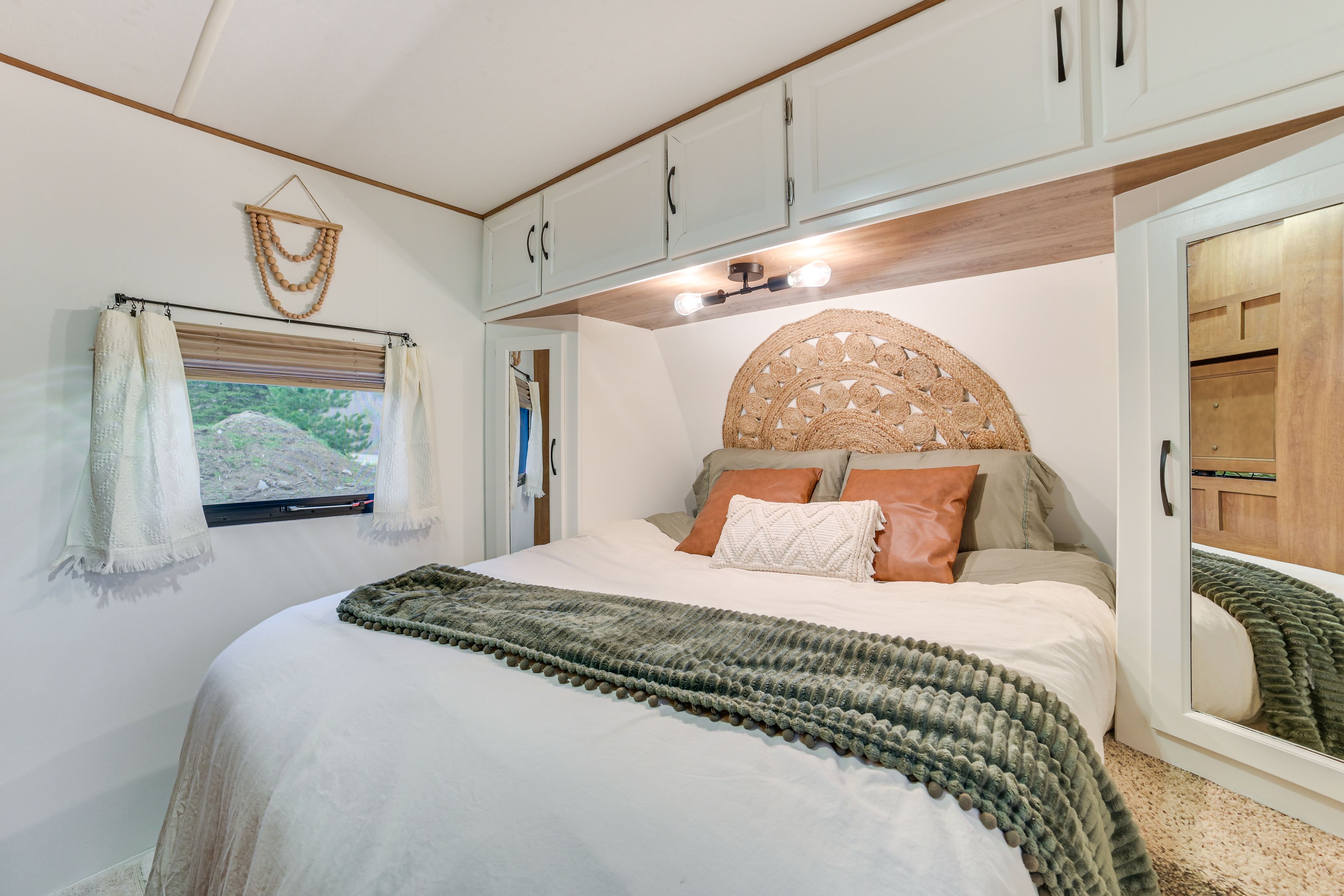 Bedroom | Queen Bed | Linens Provided