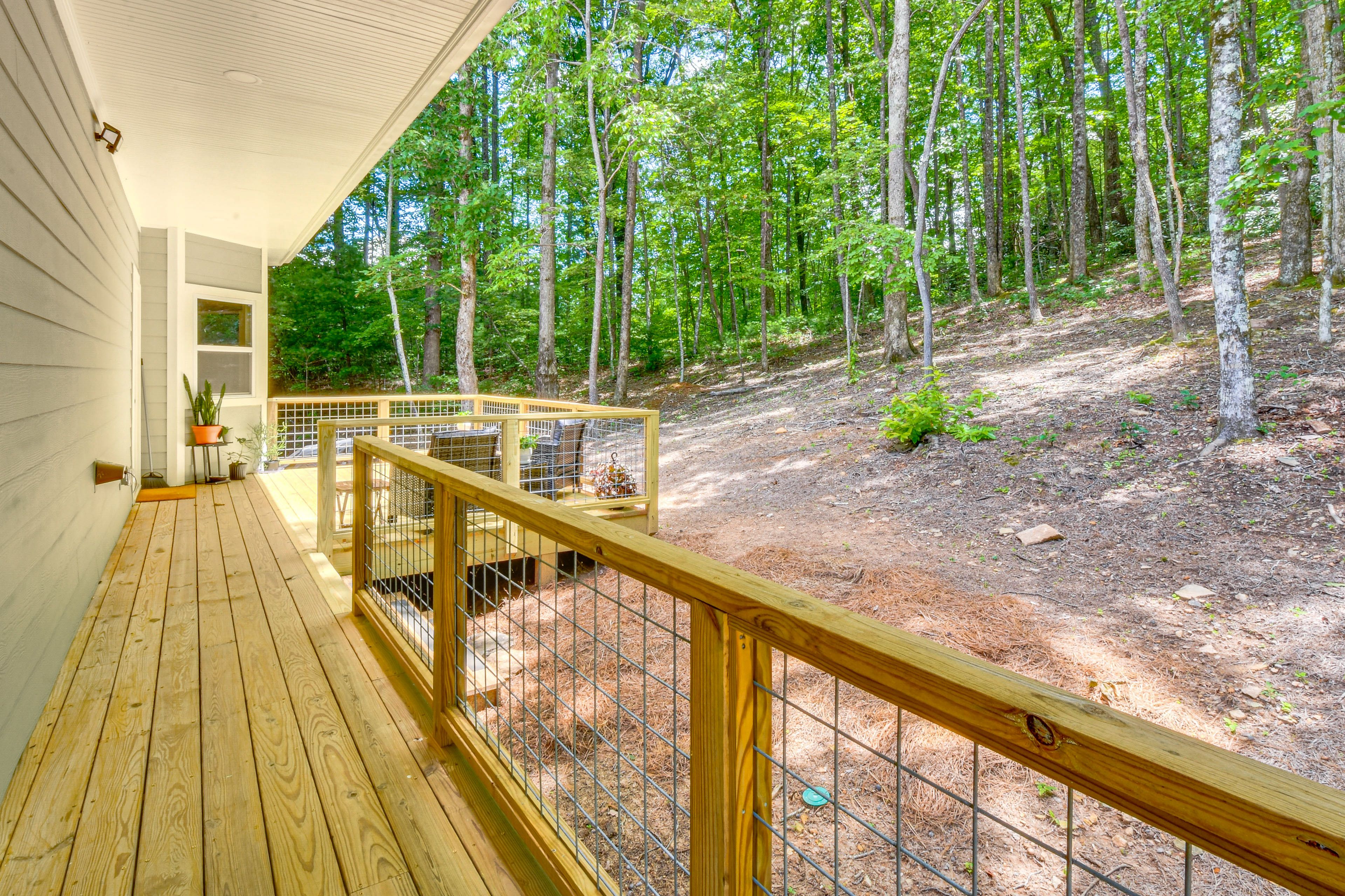 Deck | Wooded Backyard | Cornhole | Gas Grill
