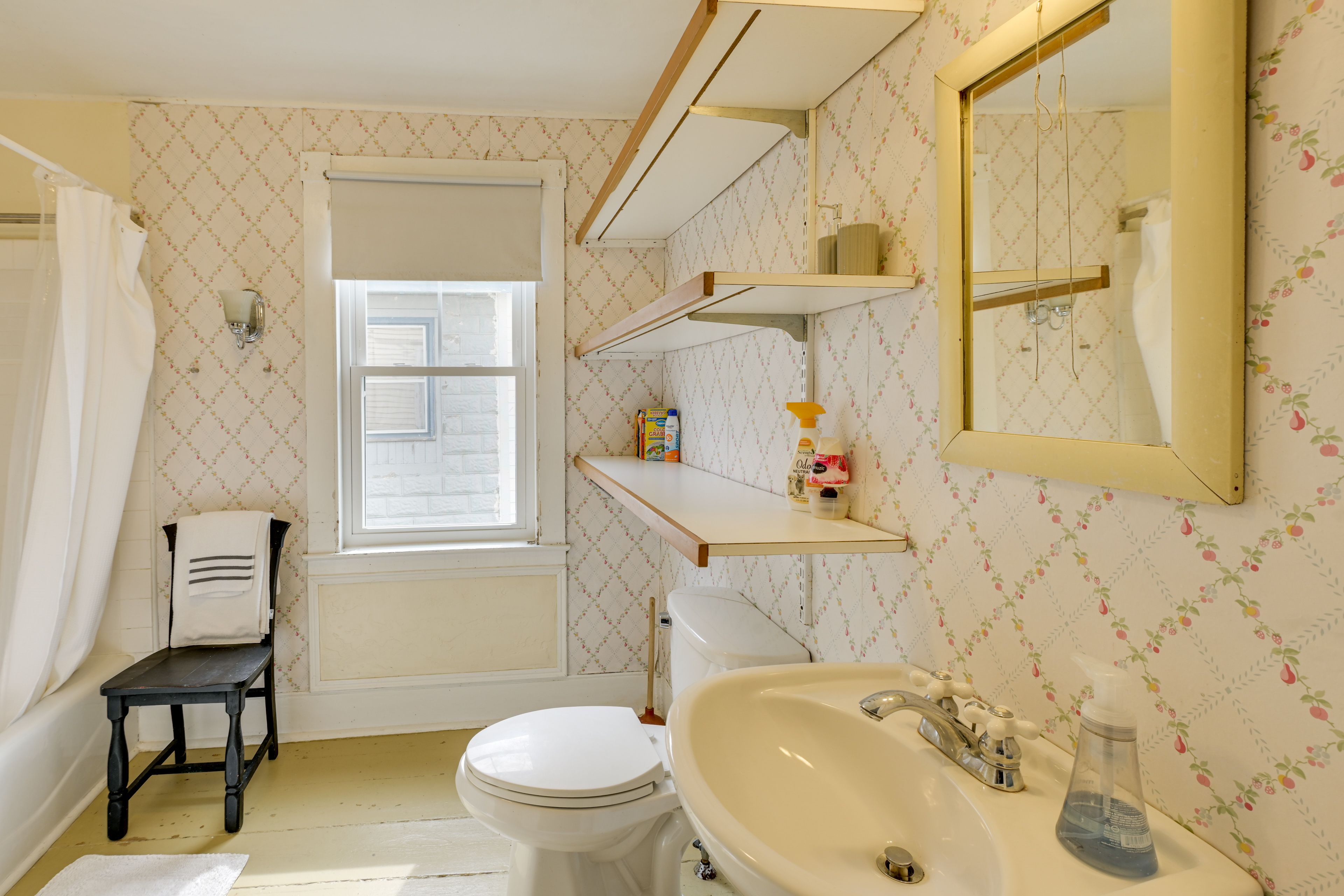 Full Bathroom | Towels Provided