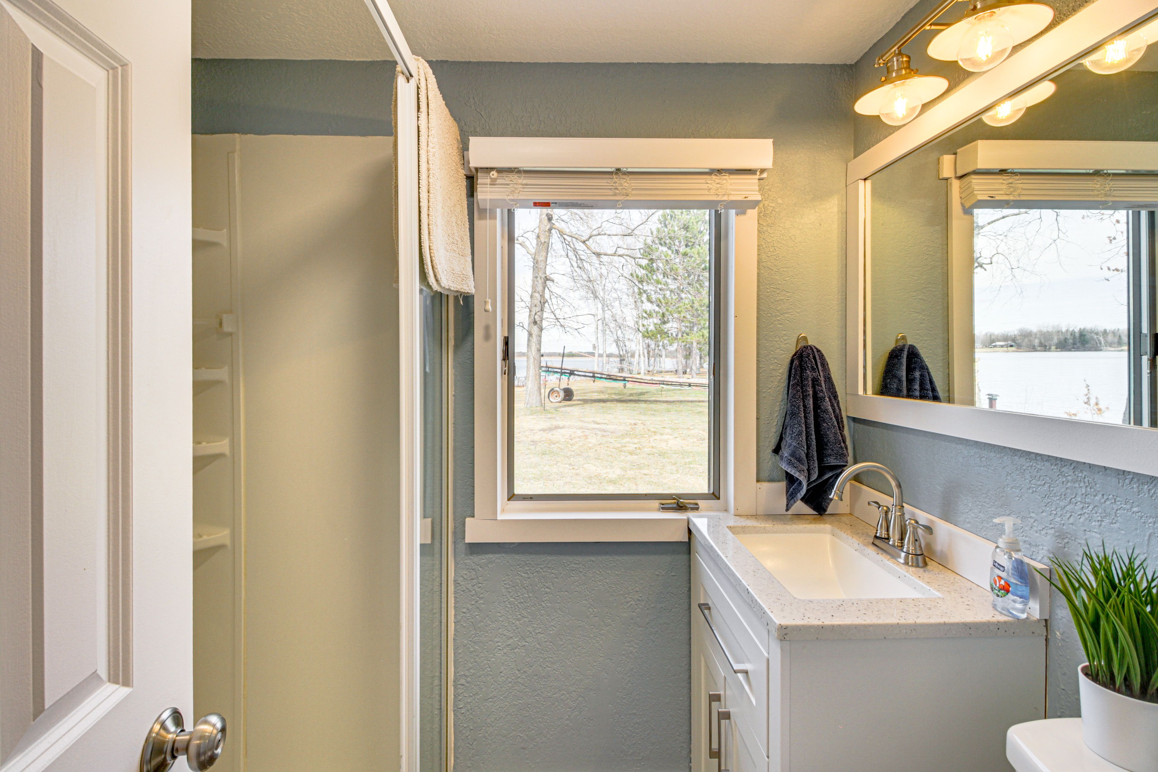 Full Bathroom | Towels Provided | Complimentary Toiletries