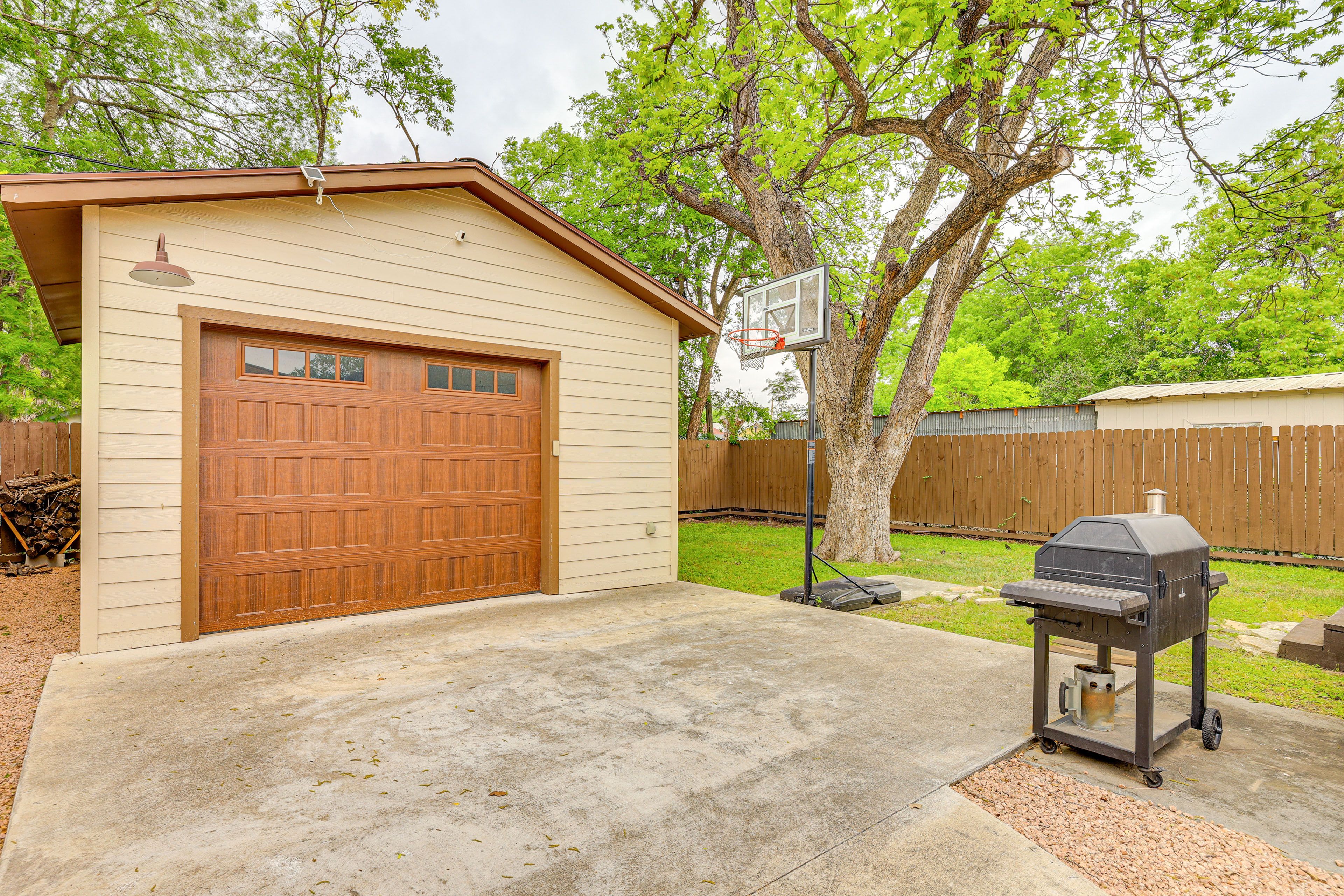 Patio | Charcoal Grill | Basketball Hoop