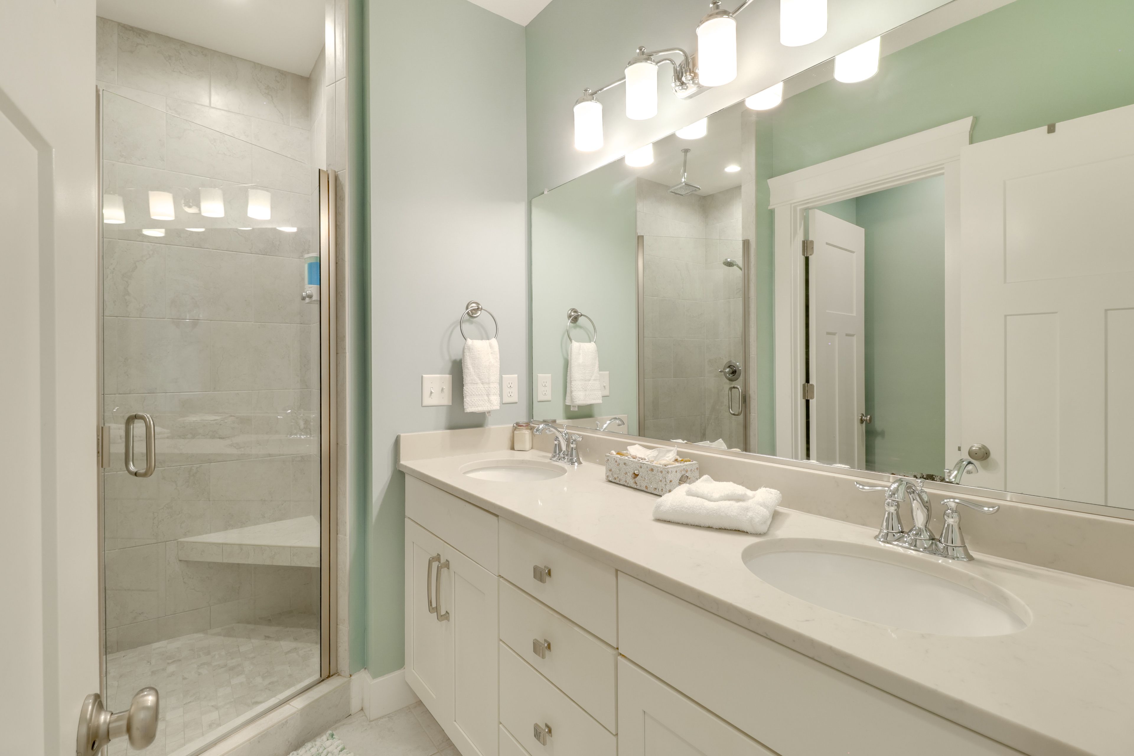 Full Bathroom | Towels Provided | 3rd Floor