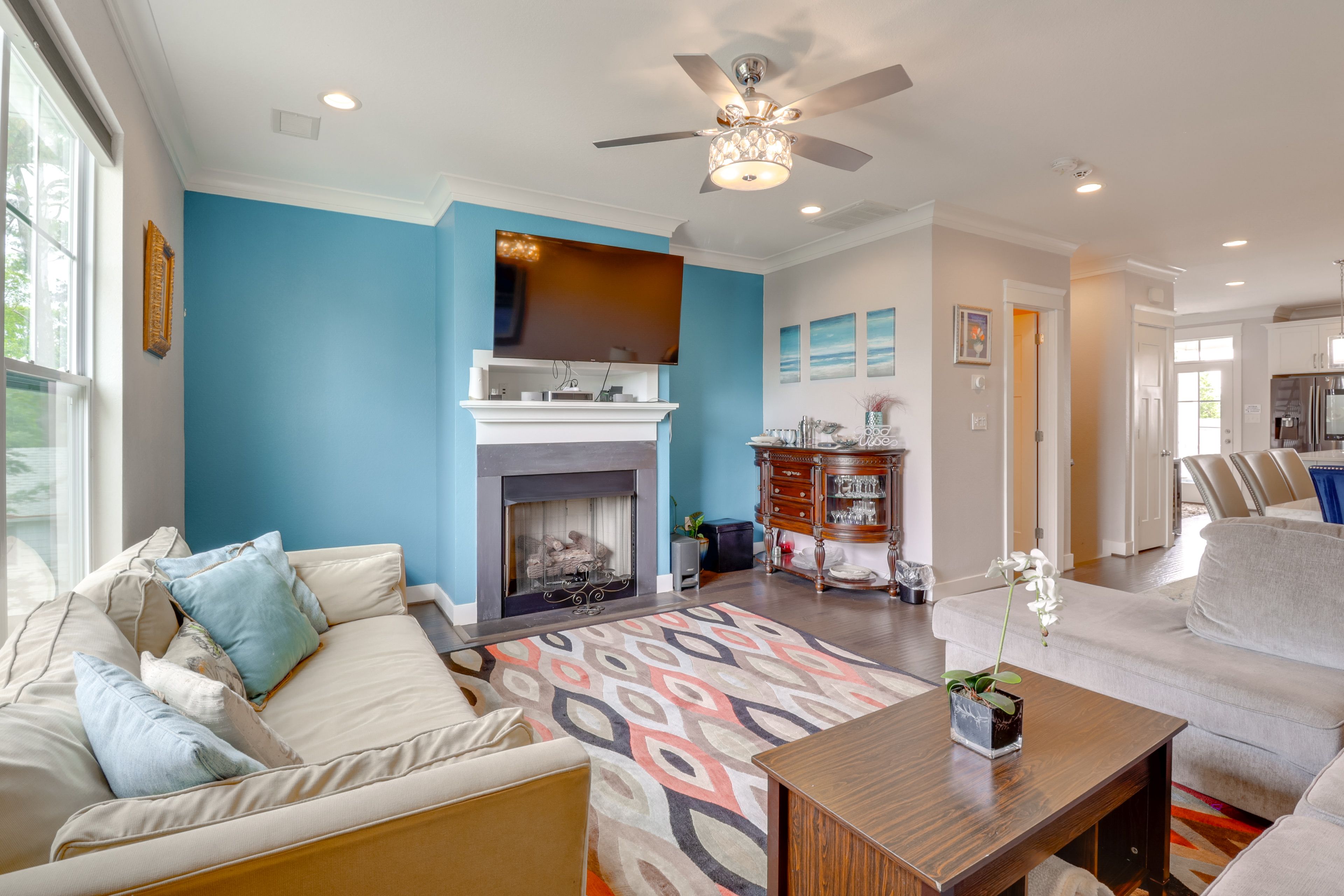 Living Room | Free WiFi | Smart TV | 2 Queen Sleeper Sofas | 2nd Floor