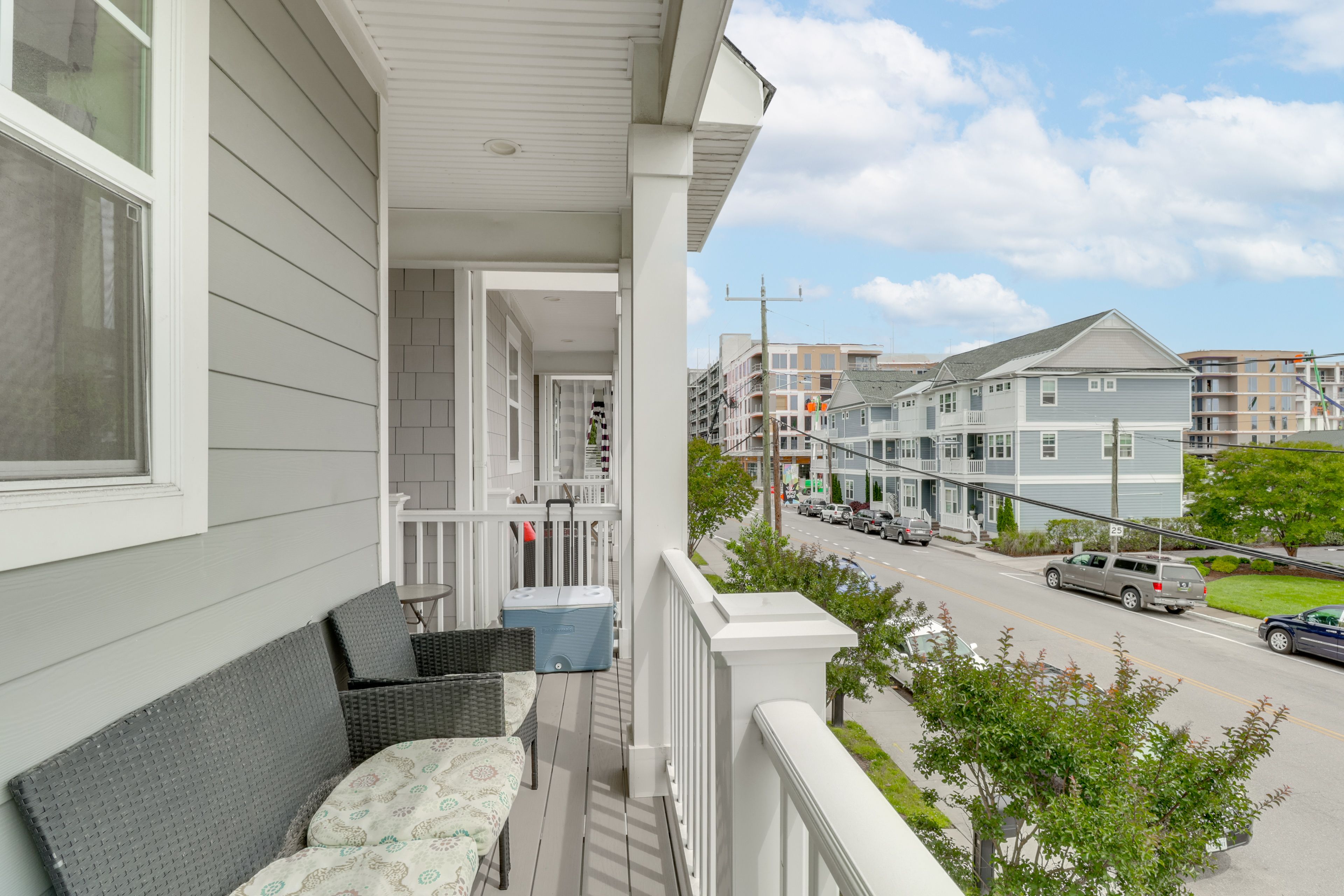 Balcony | Gas & Charcoal Grills | 3-Story Townhome