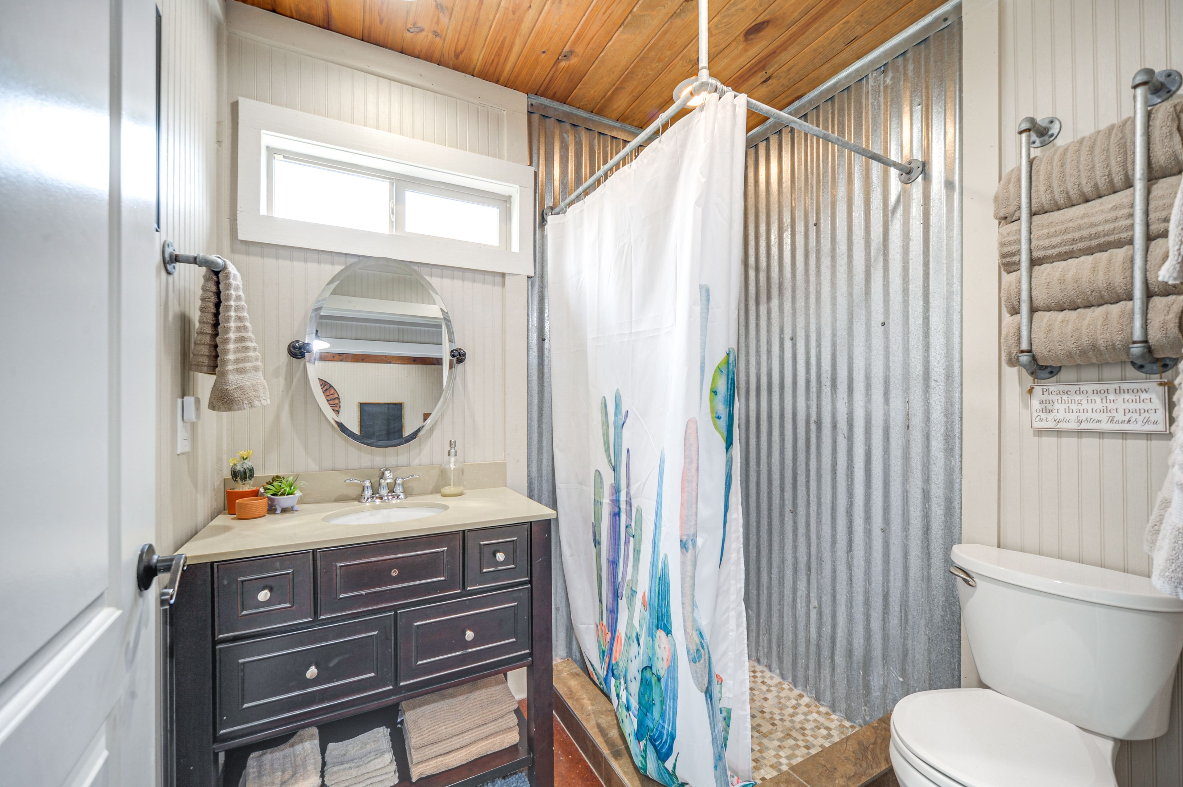 Full Bathroom | 1st Floor | Towels Provided