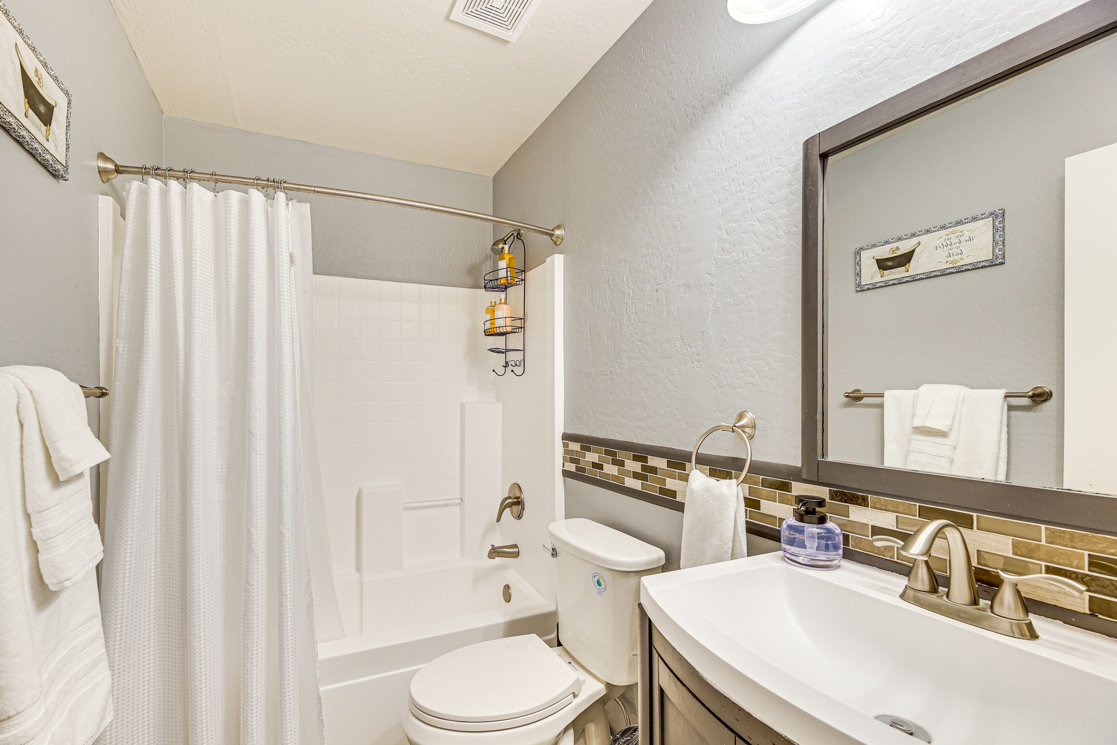 Full Bathroom | 1st Floor | Shower/Tub Combo