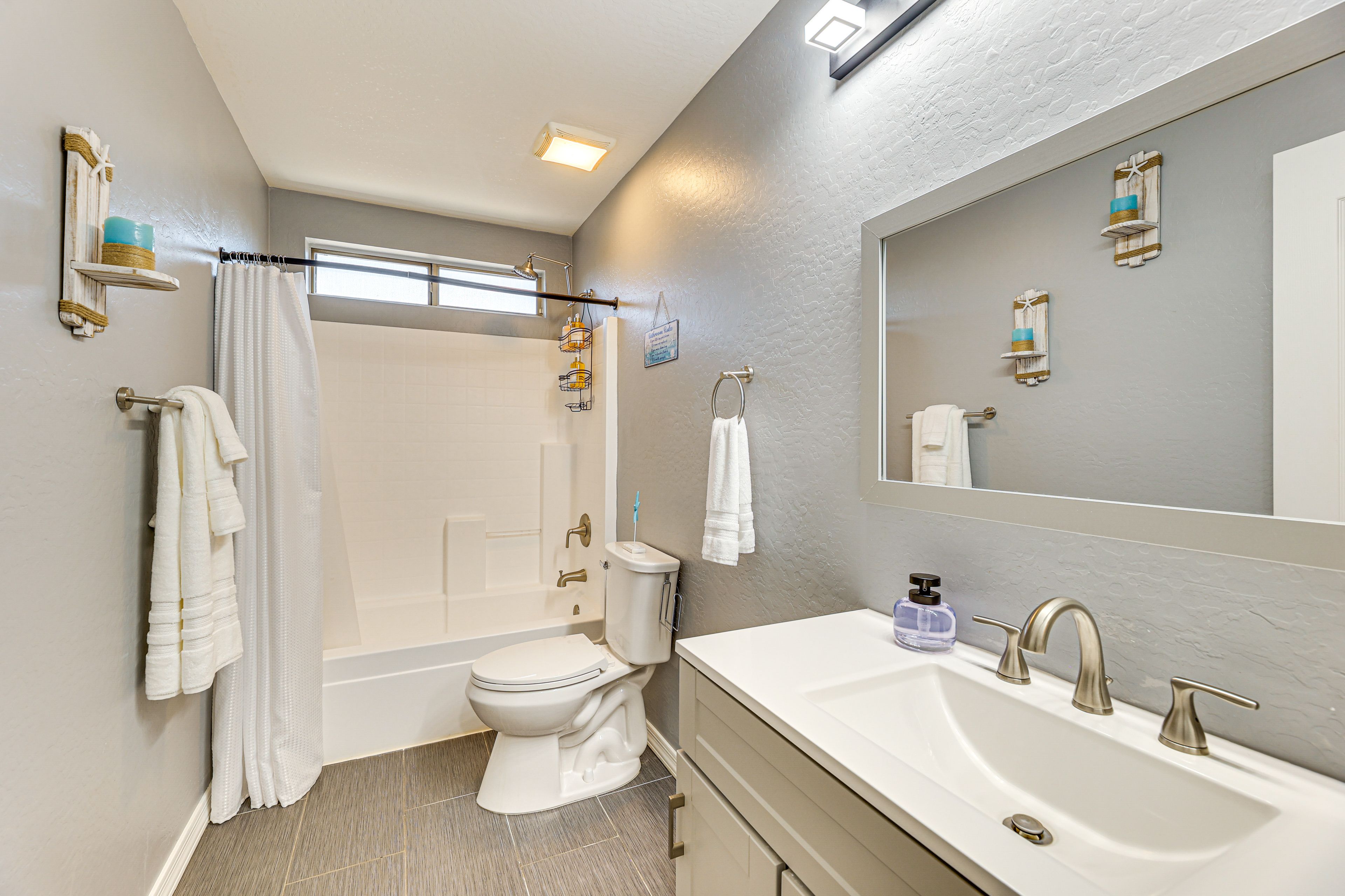 Full Bathroom | 2nd Floor | Towels Provided
