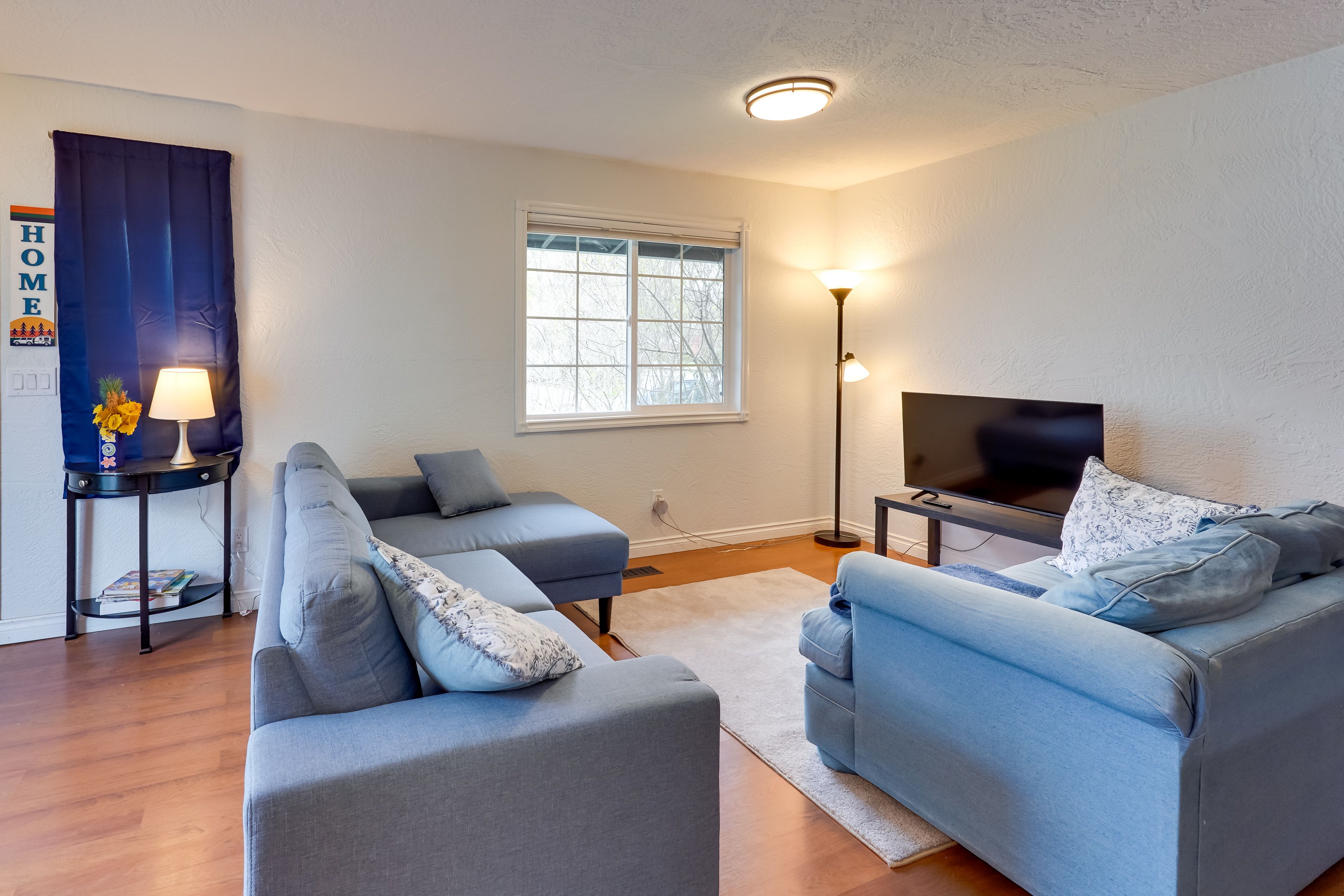 Living Room | Full Sleeper Sofa | Free WiFi | Smart TV