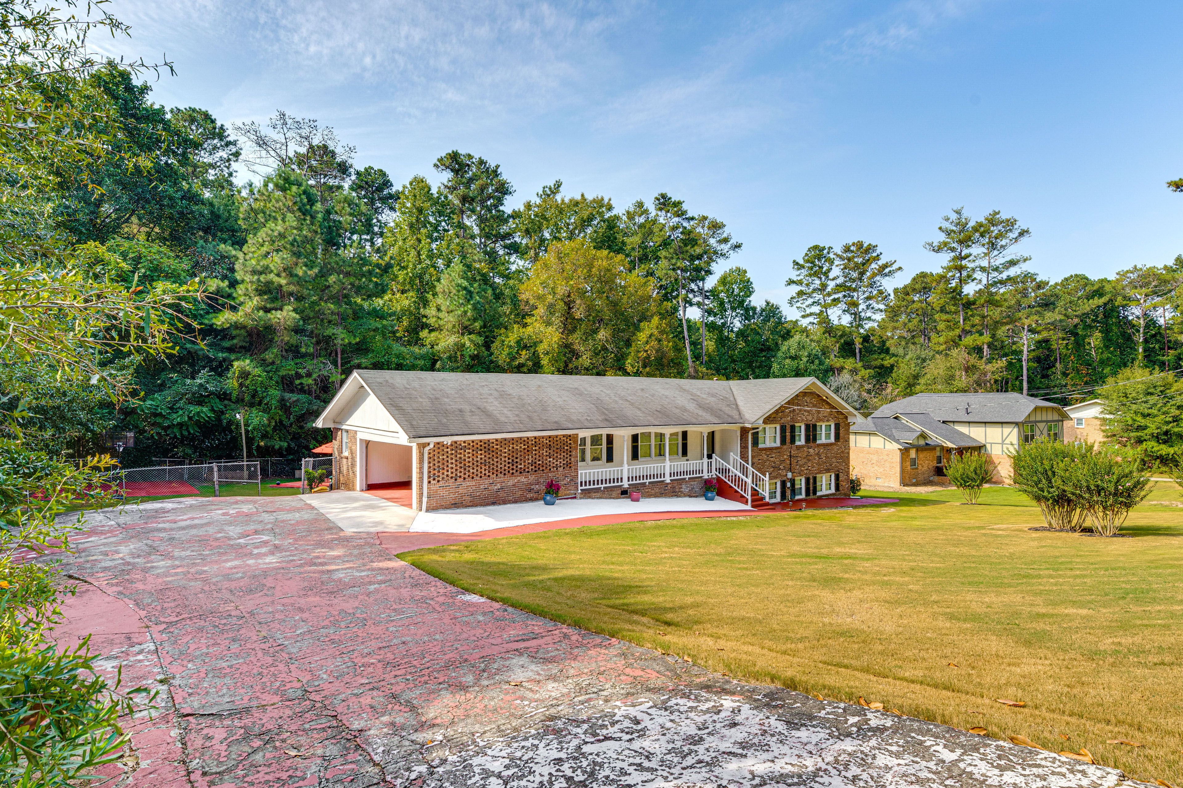 Parking | Driveway (6 Vehicles) | Garage (2 Vehicles)
