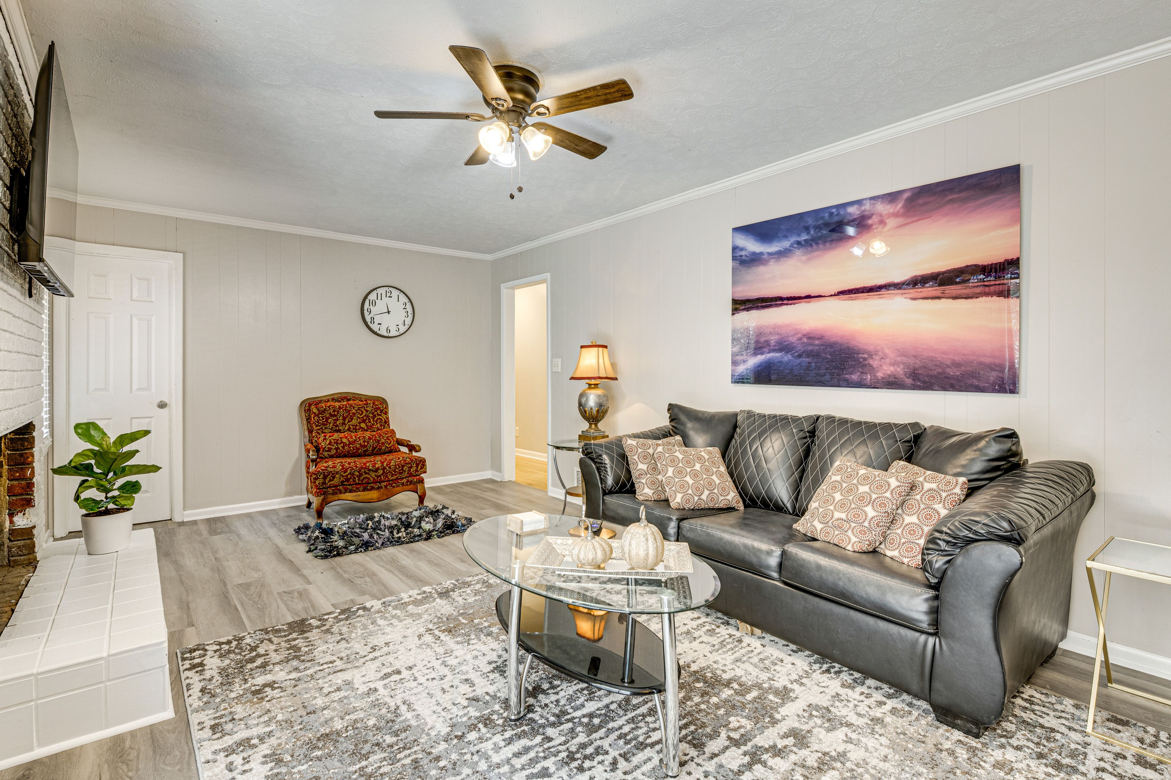 Living Room | Smart TV w/ Cable | Central Heating & A/C | Free WiFi