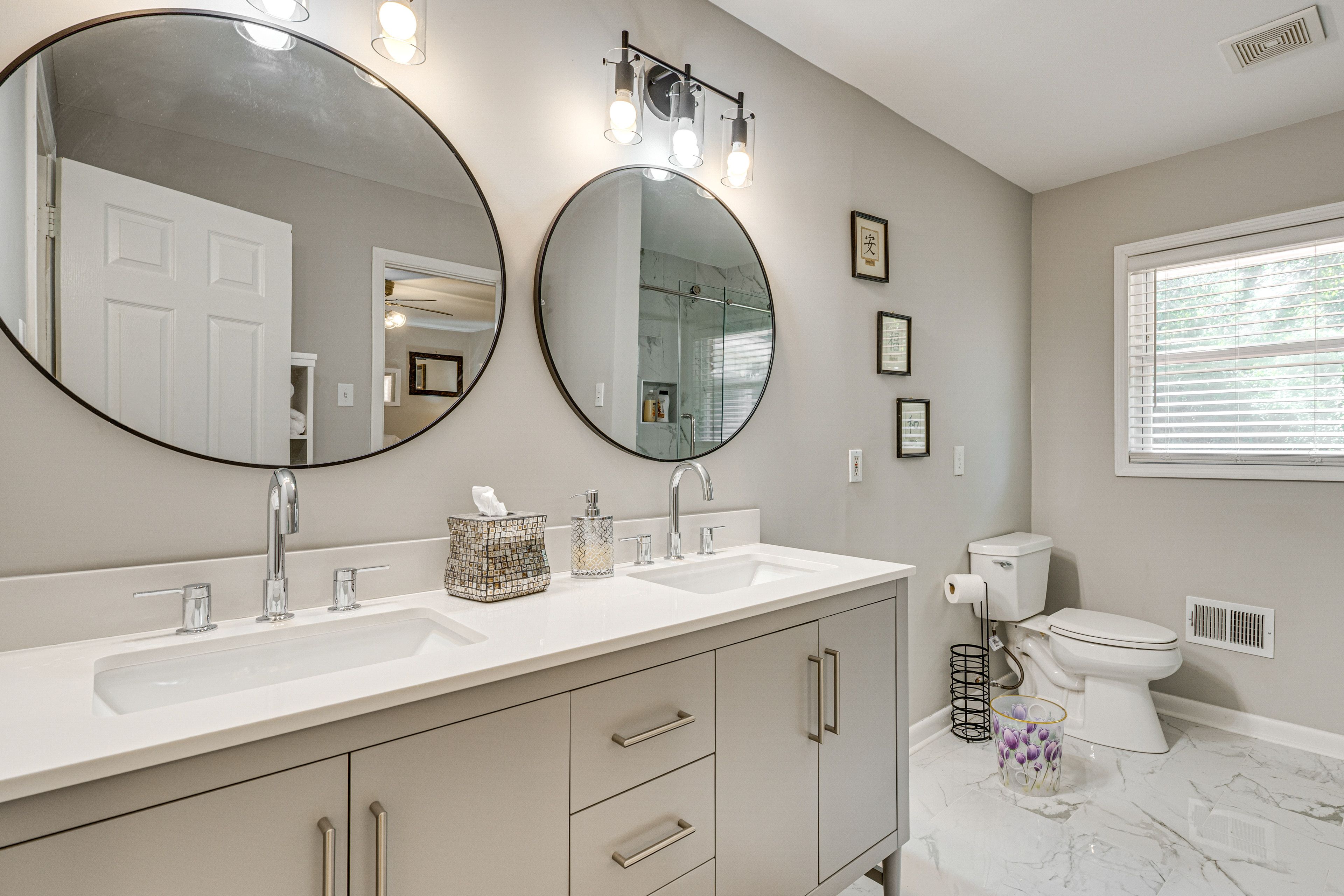 Jack-and-Jill Bathroom | Complimentary Toiletries | Towels Provided