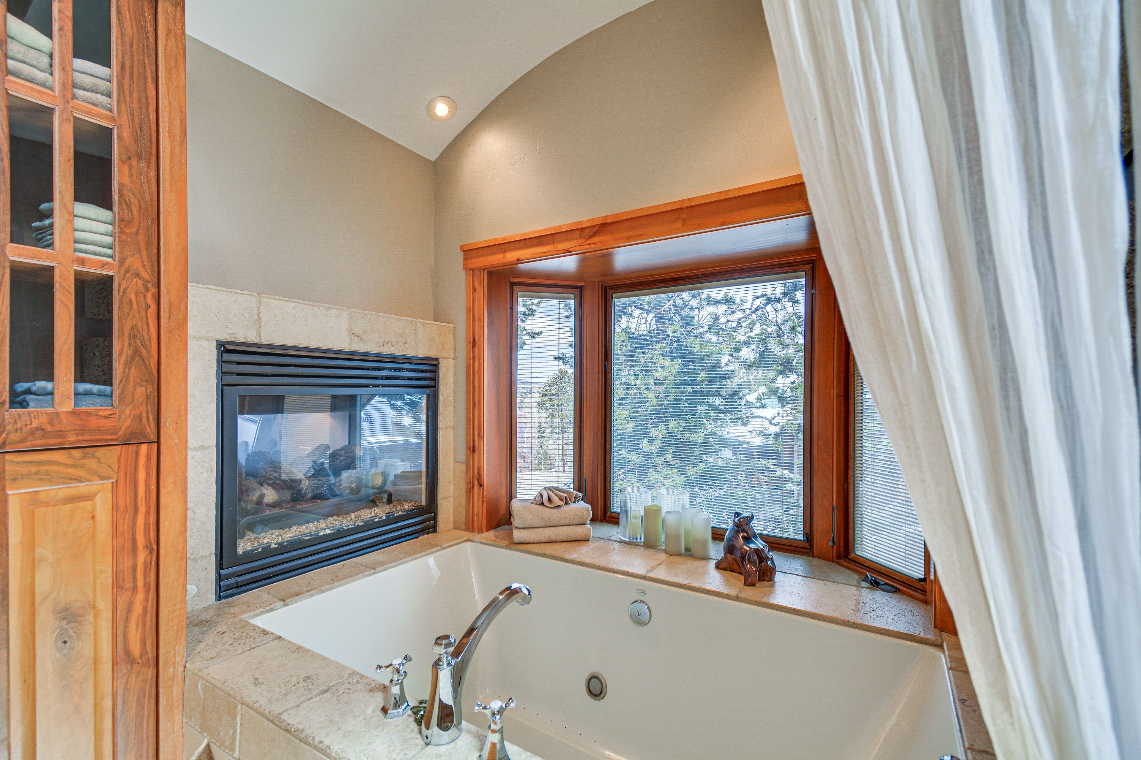 En-Suite Bathroom | 2nd Floor | Towels Provided | Jetted Tub | Fireplace