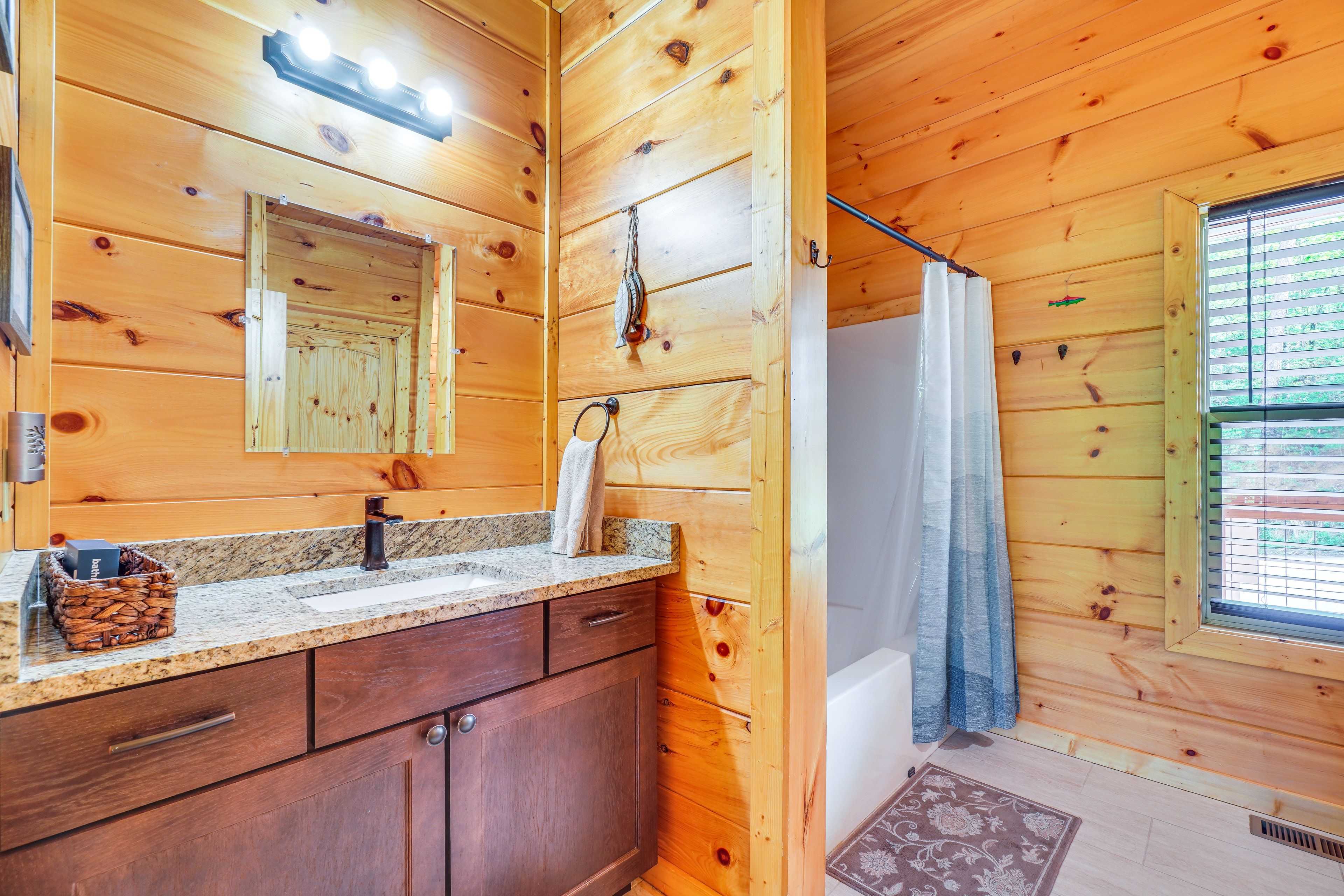 Full Bathroom | Main Level | Shower/Tub Combo