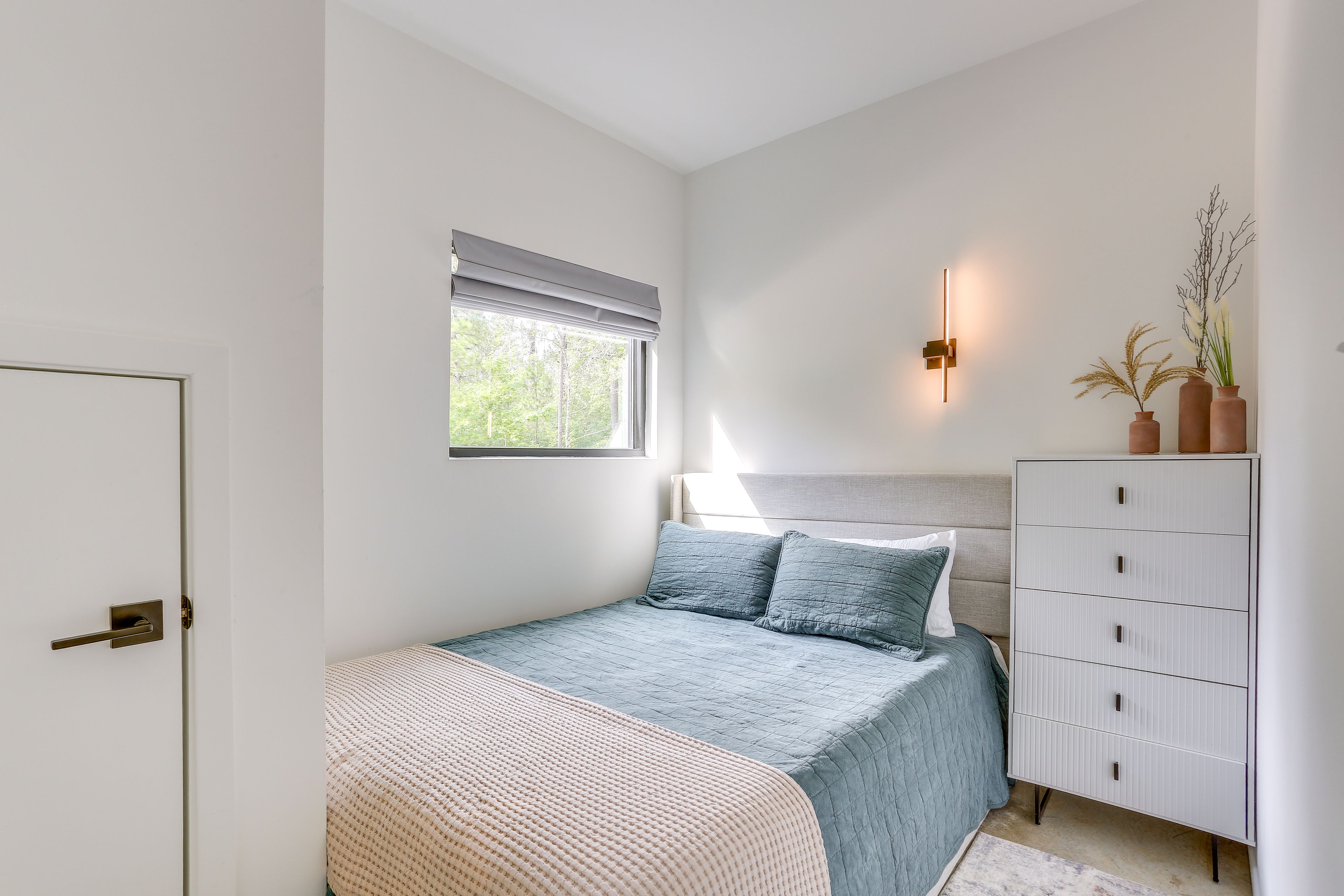 Bedroom 1 | Queen Bed | 1st Floor