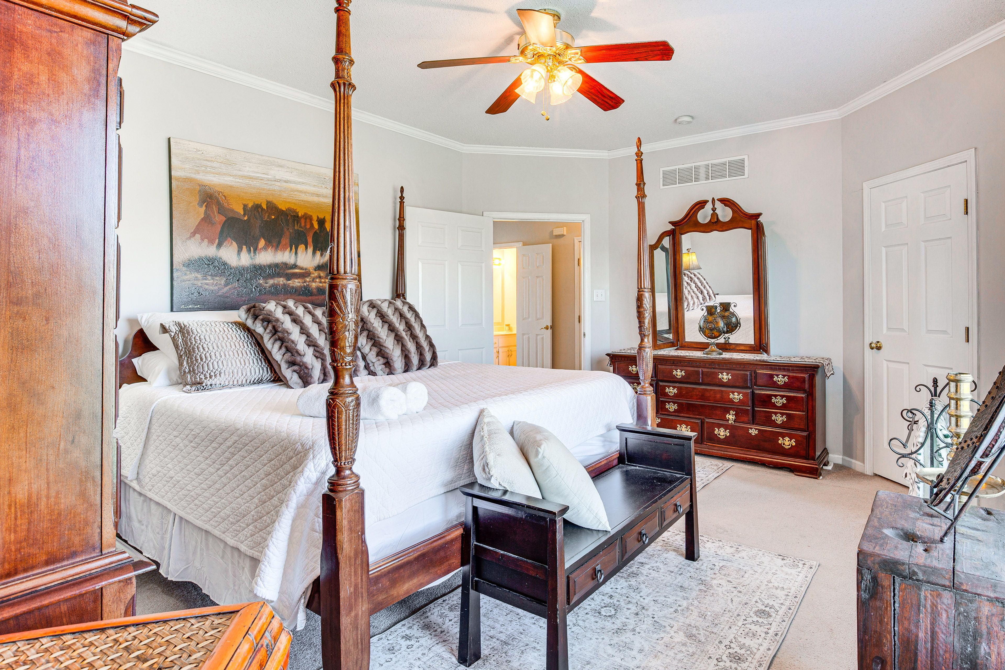 Bedroom 1 | King Bed | 1st Floor