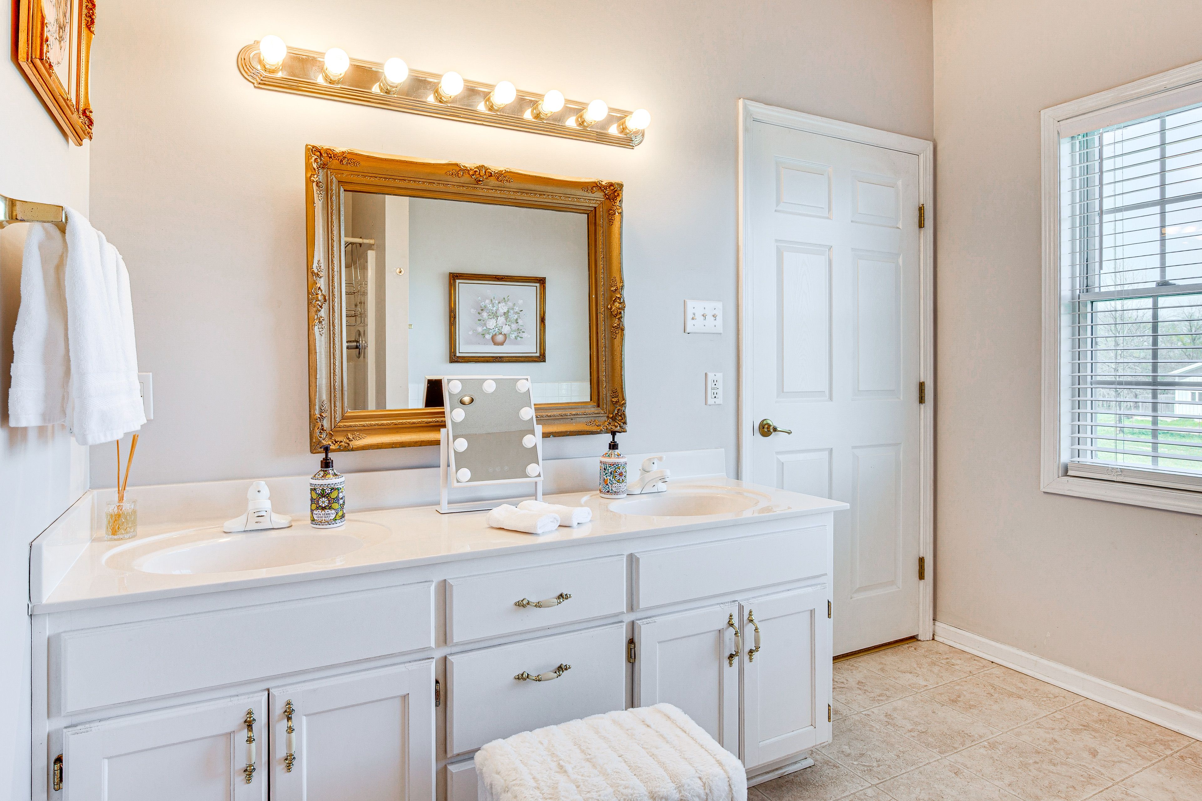 En-Suite Bathroom | Jetted Tub | Shower | 1st Floor