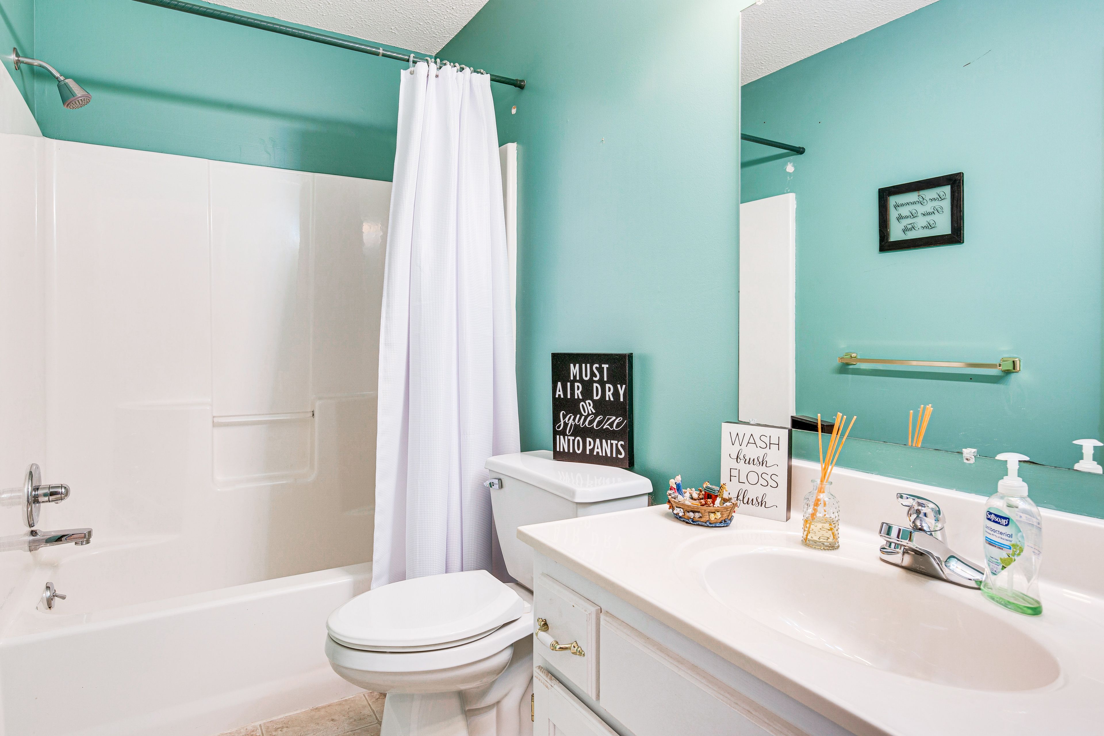 Full Bathroom | Towels Provided | 2nd Floor