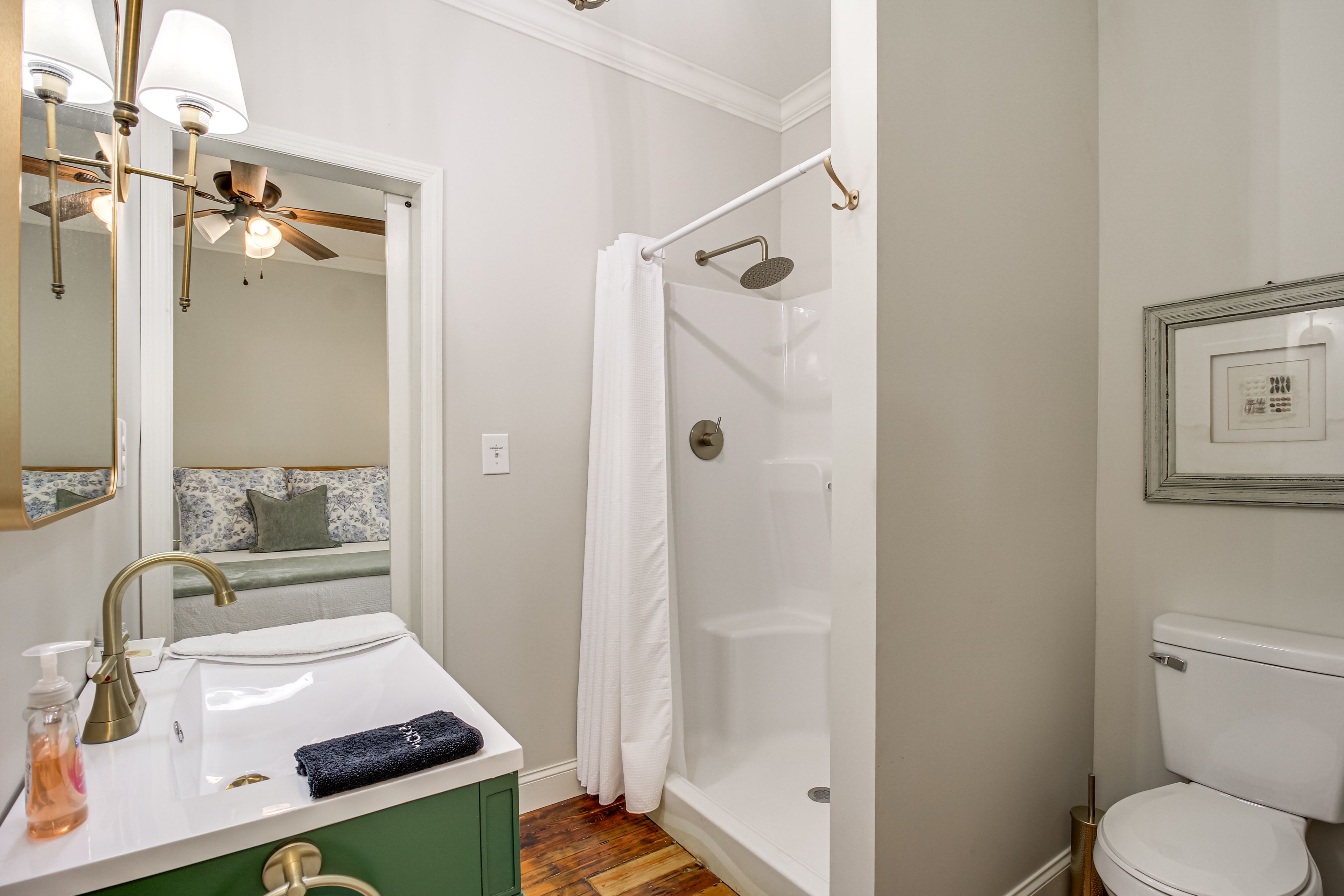 Full Bathroom | Towels Provided