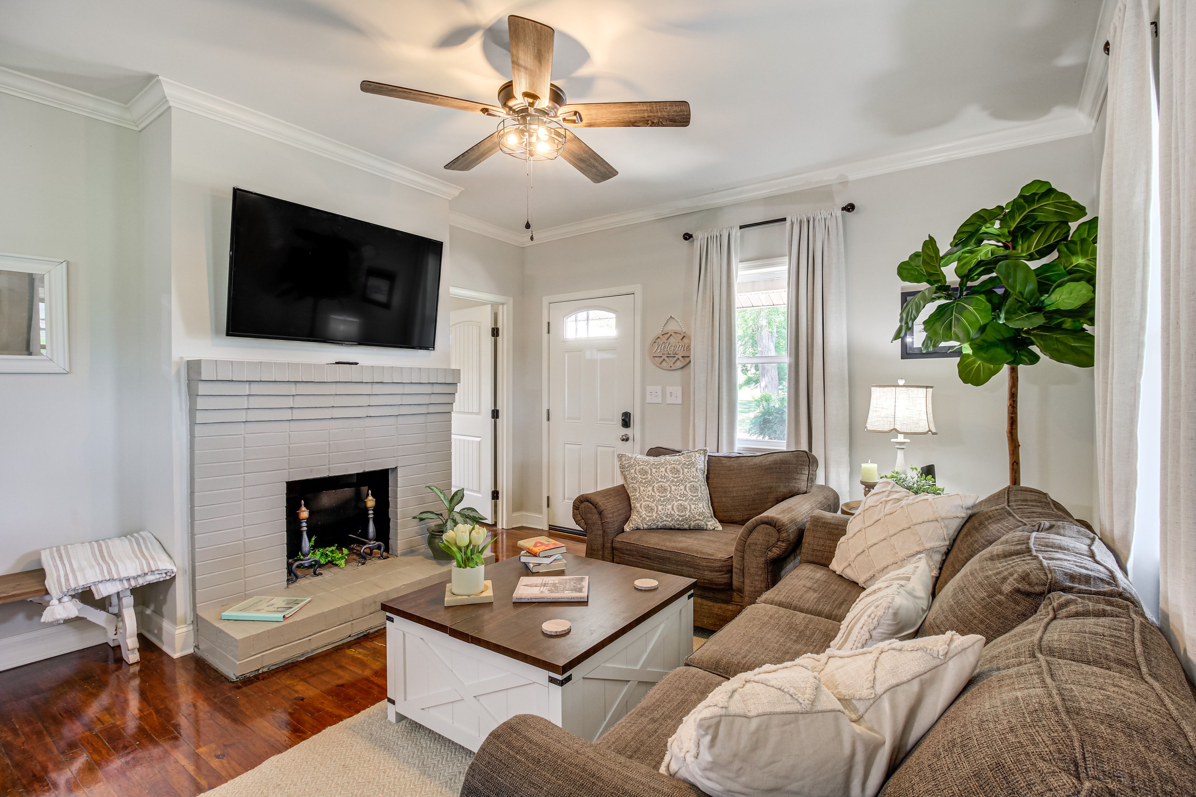 Living Room | Smart TV | Books/Board Games
