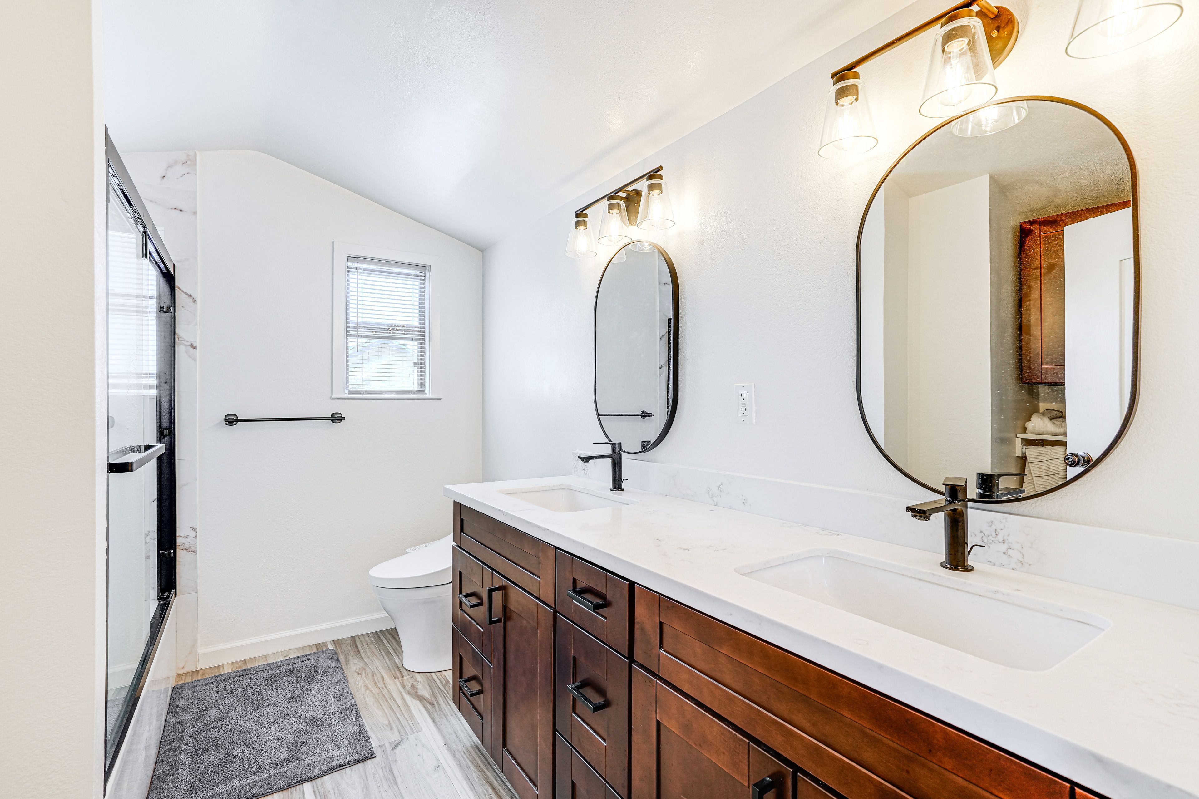 Full Bathroom | 2nd Floor