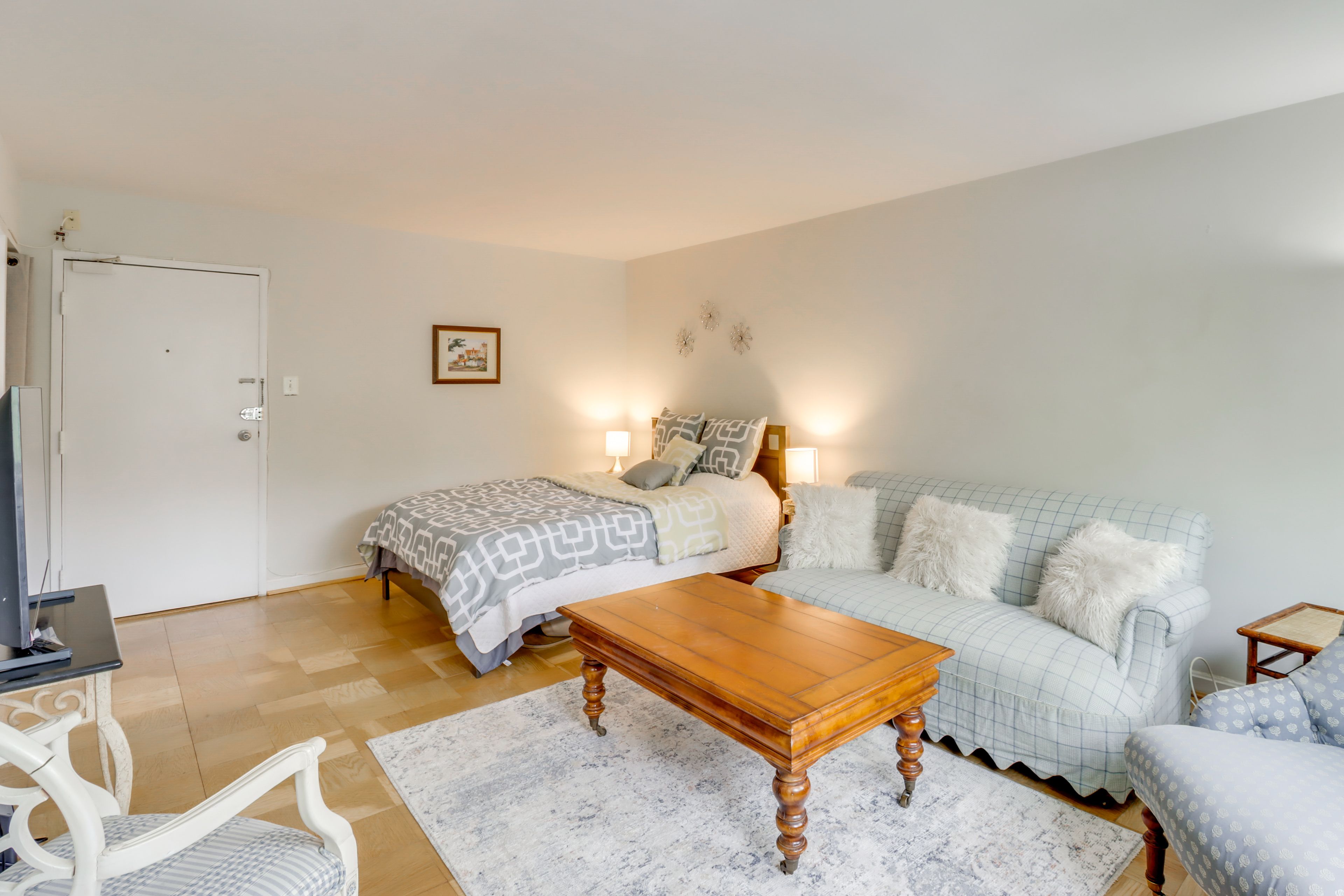 Studio | Queen Bed | Free WiFi | Central Heating & A/C | Smart TV