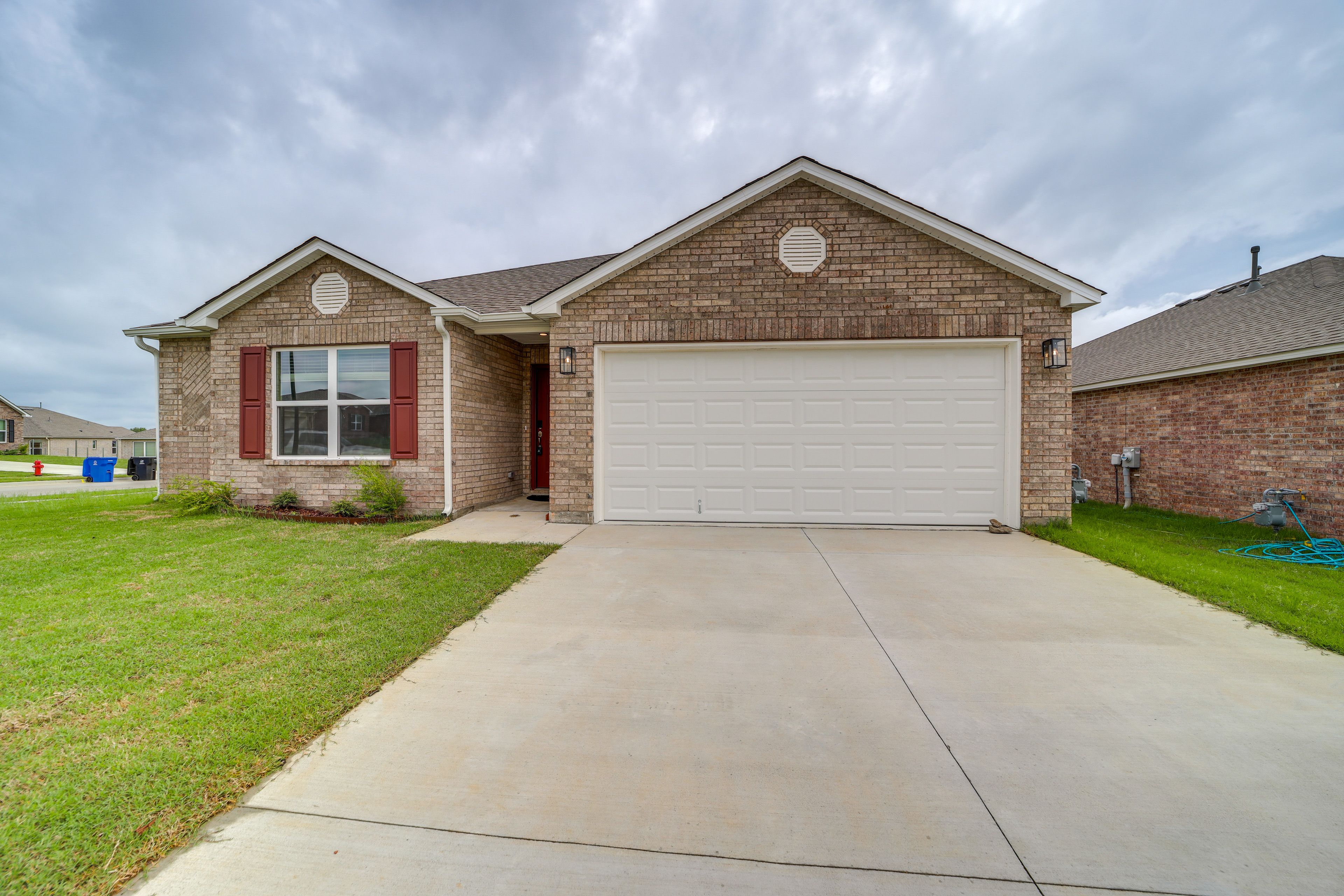 House Exterior | Garage (2 Vehicles) | Driveway (2 Vehicles)