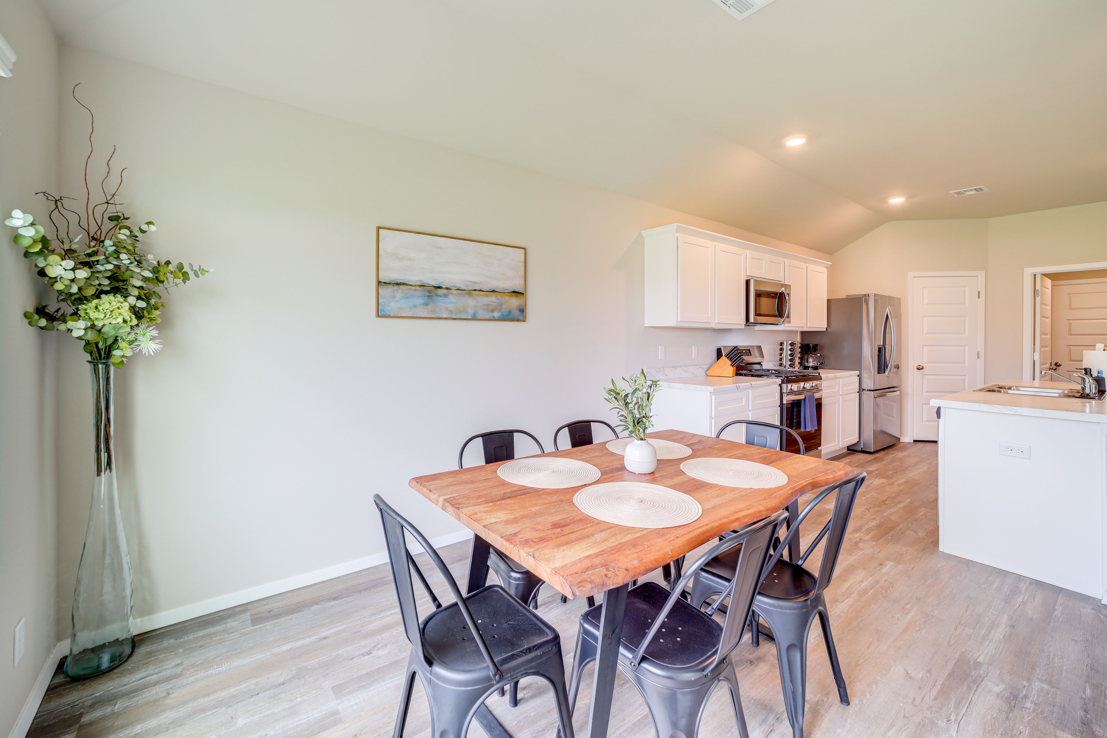 Dining Area | Dishware/Flatware Provided