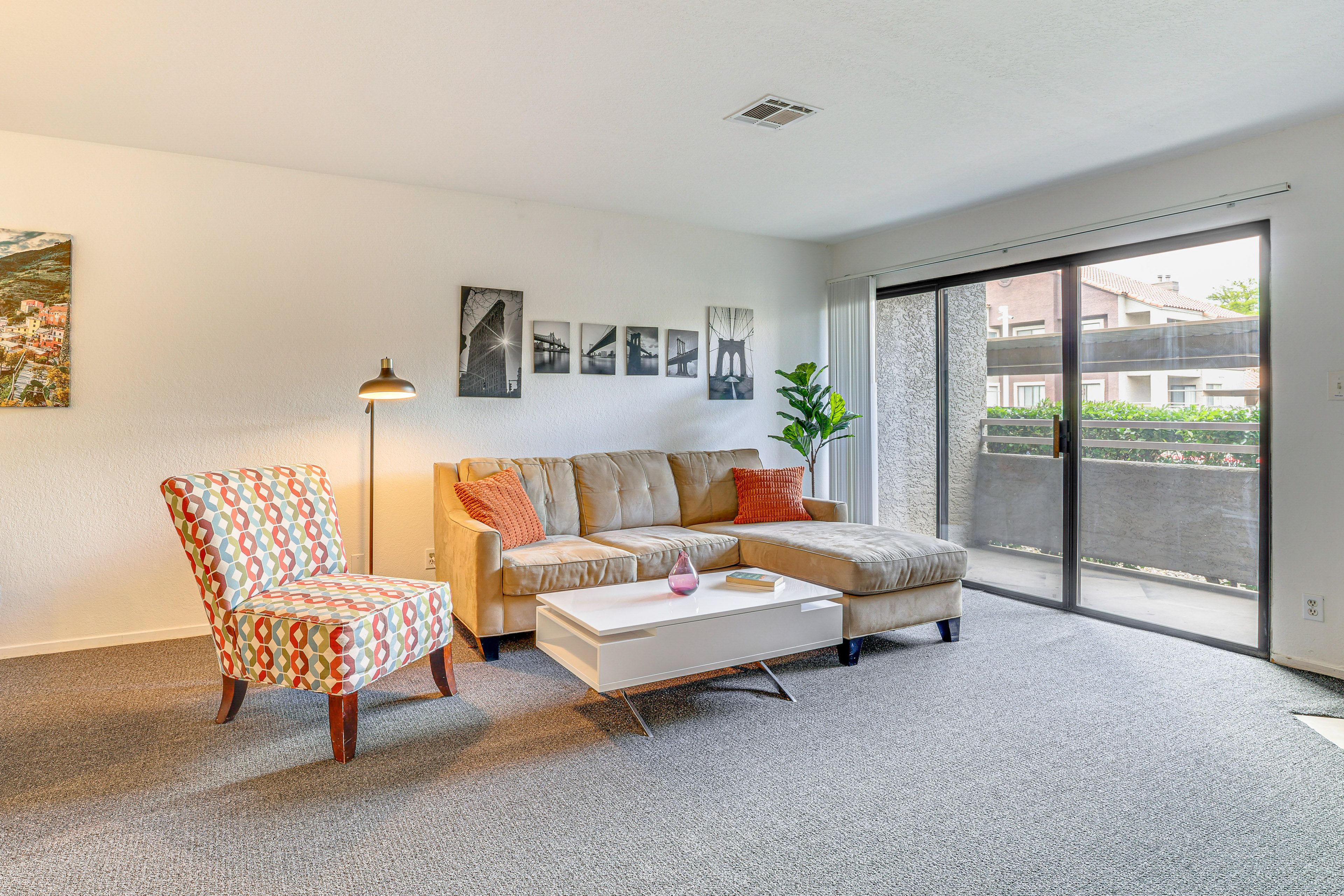 Living Room | Smart TV | Desk | Free WiFi
