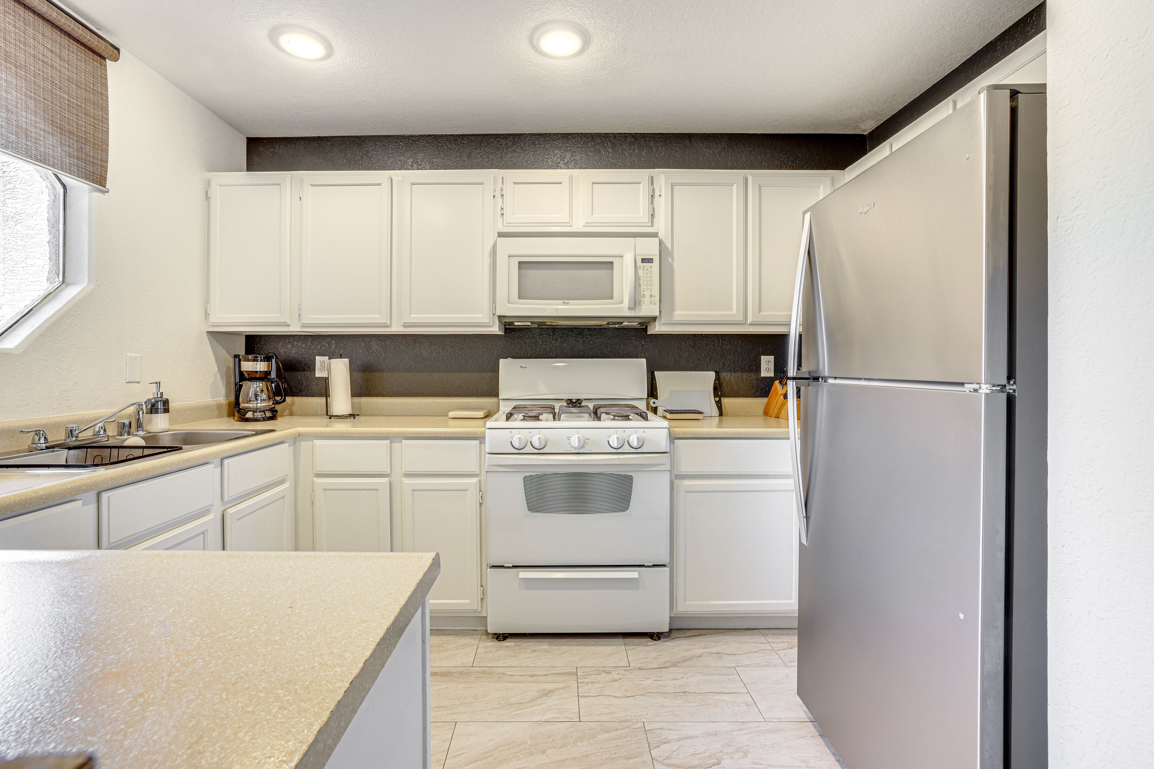 Kitchen | Dining Table | Central Air Conditioning/Heat