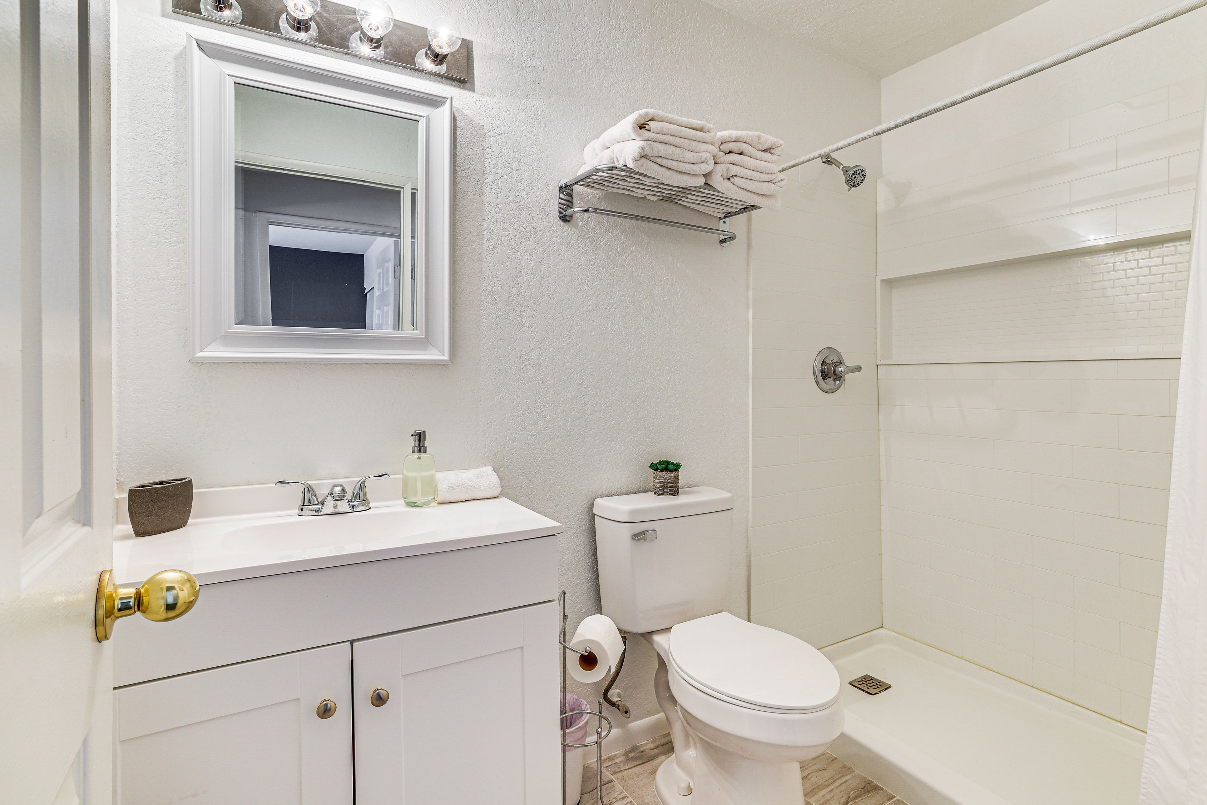 Full Bathroom | Towels Provided