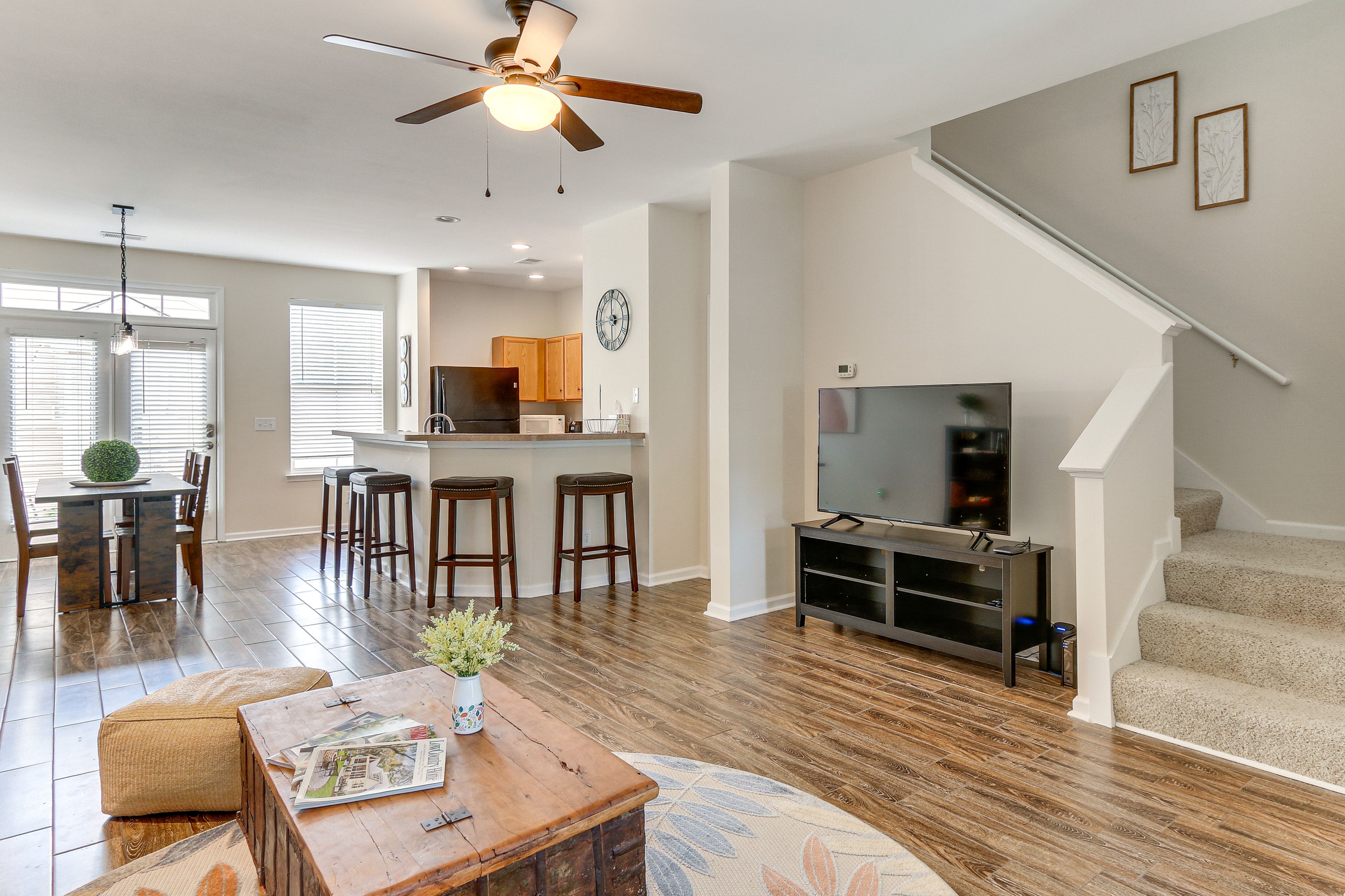 Living Room | 1st Floor | Smart TV | Central Heating & A/C | Free WiFi