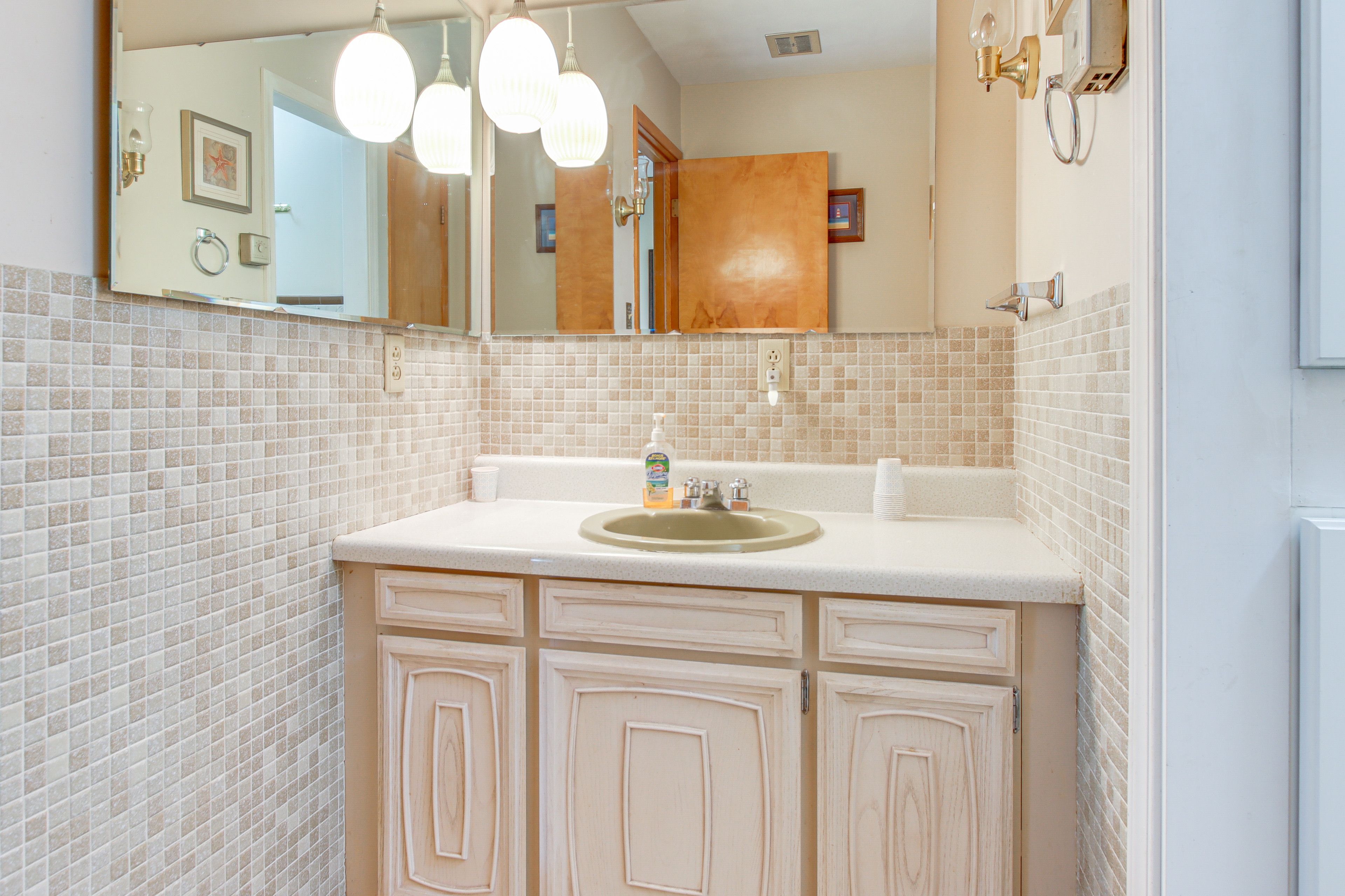 Full Bathroom | 2nd Floor | Towels Provided