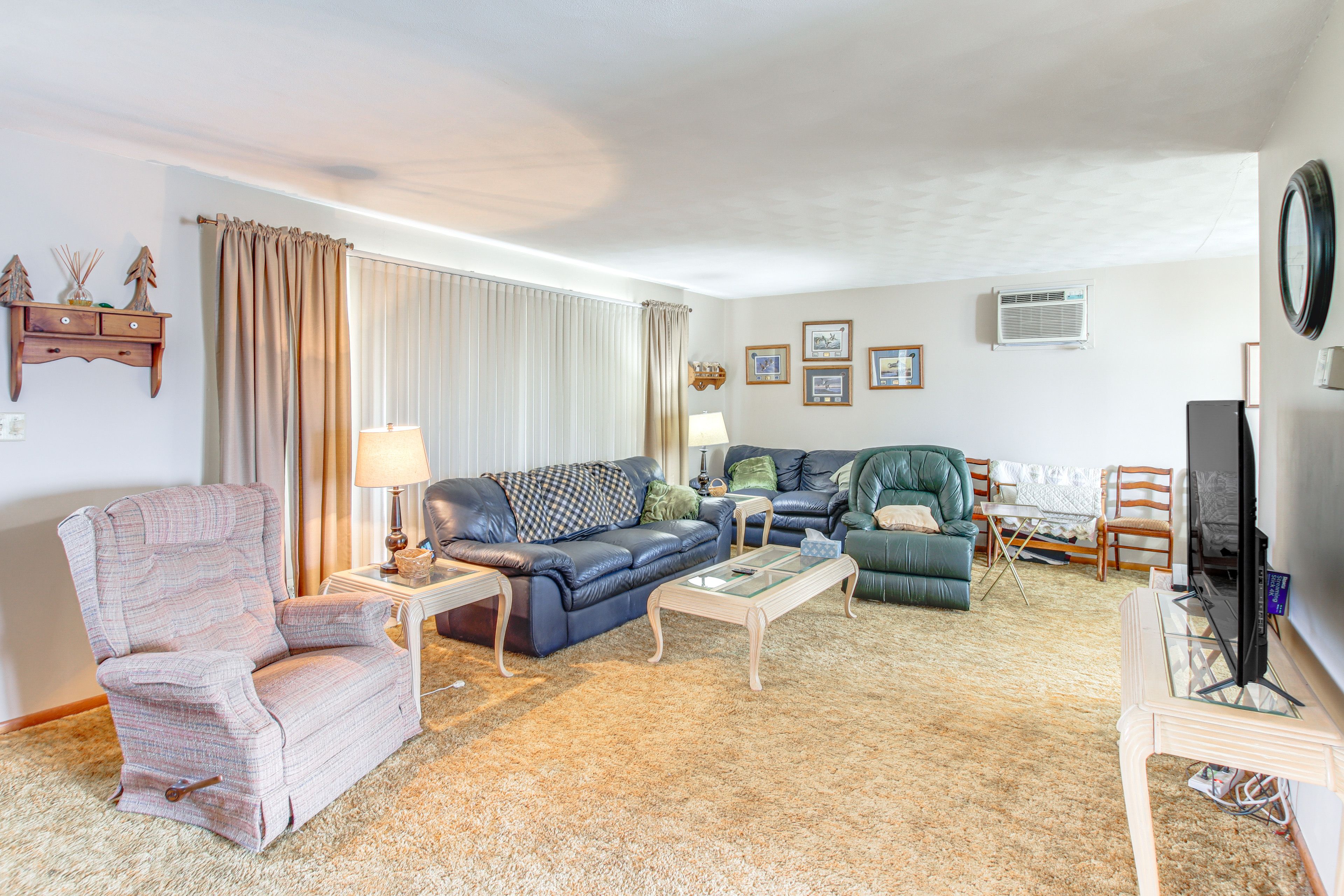 Living Room | 1st Floor | Smart TV