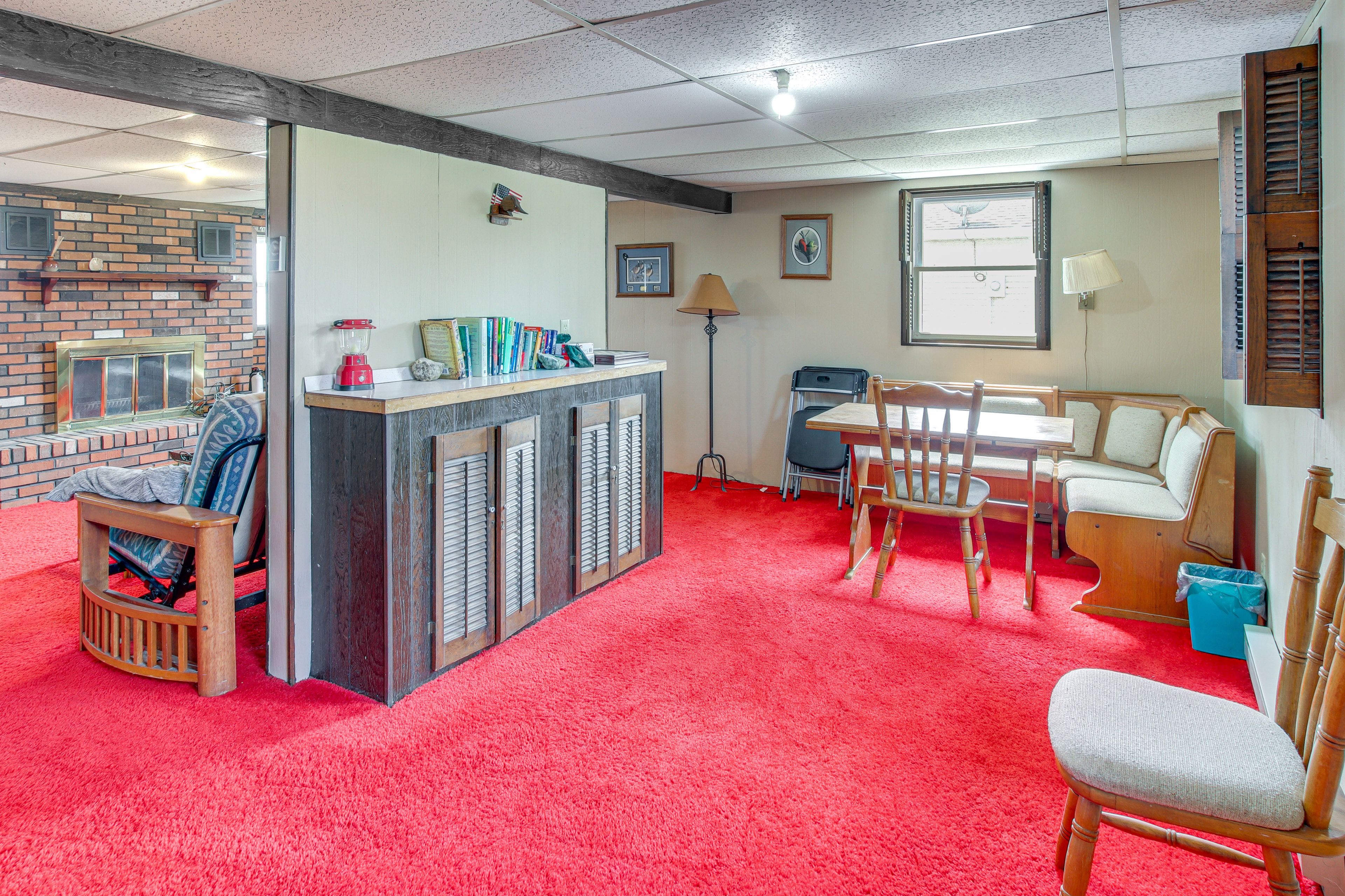 Basement | Full Futon | Smart TV | Dining Area | Books